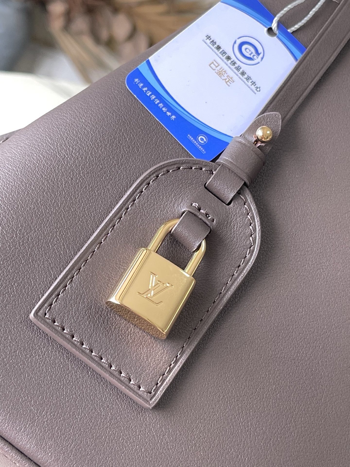 特级原厂皮 M12927 本款Capucines Souple中号手袋令亮泽牛皮革呈现褶皱效果,与耀目金