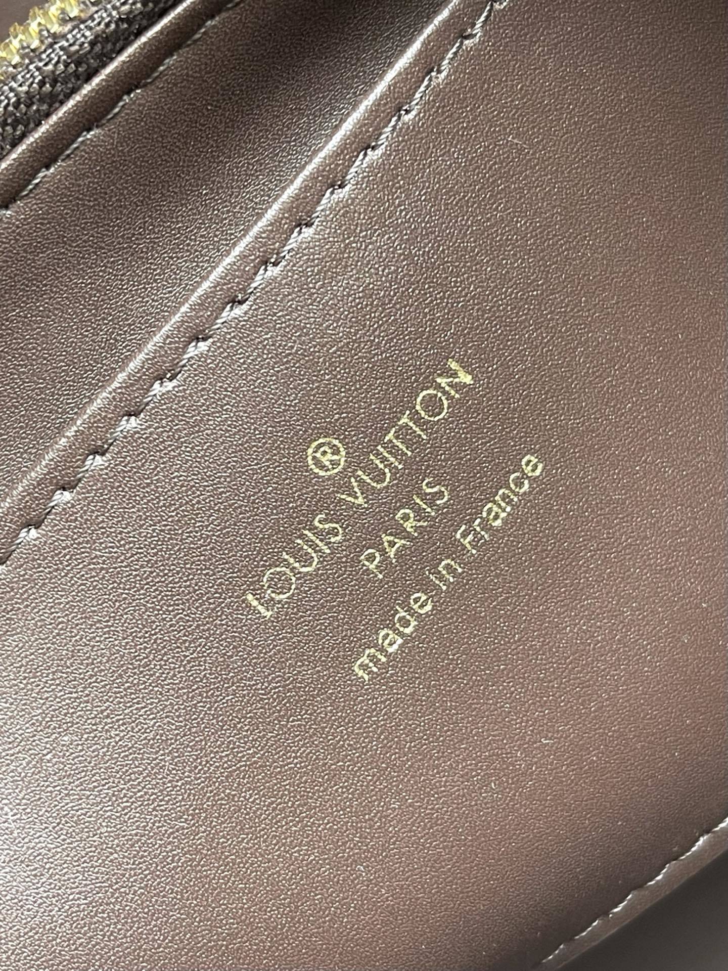 特级原厂皮 M12927 本款Capucines Souple中号手袋令亮泽牛皮革呈现褶皱效果,与耀目金