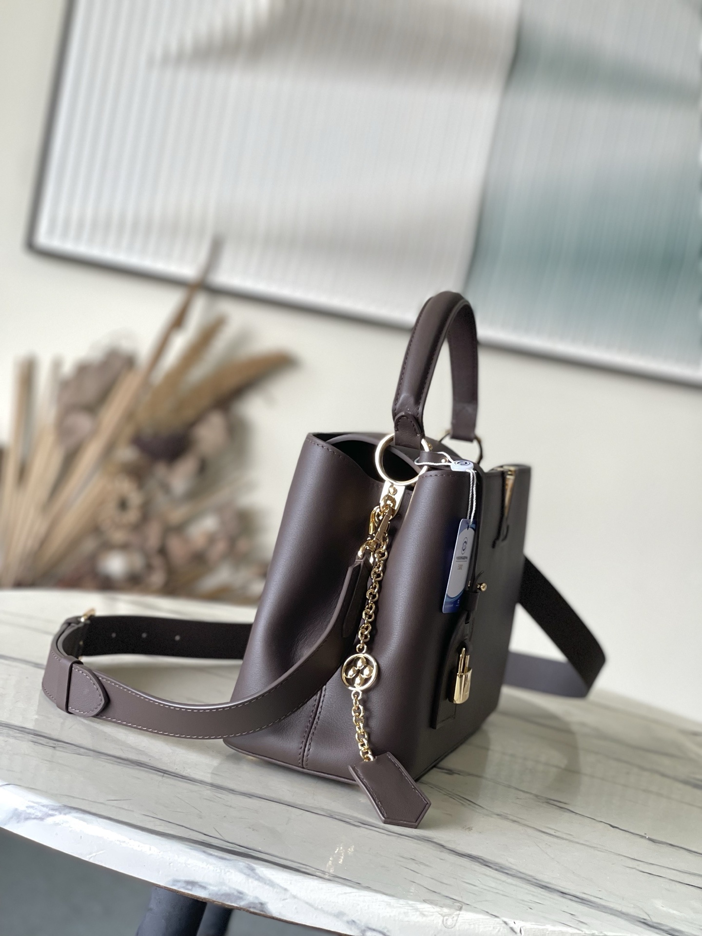 特级原厂皮 M12927 本款Capucines Souple中号手袋令亮泽牛皮革呈现褶皱效果,与耀目金