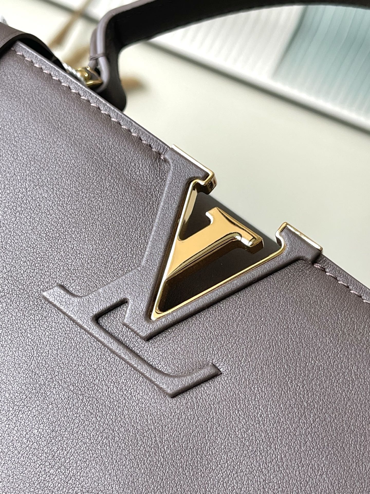 特级原厂皮 M12927 本款Capucines Souple中号手袋令亮泽牛皮革呈现褶皱效果,与耀目金