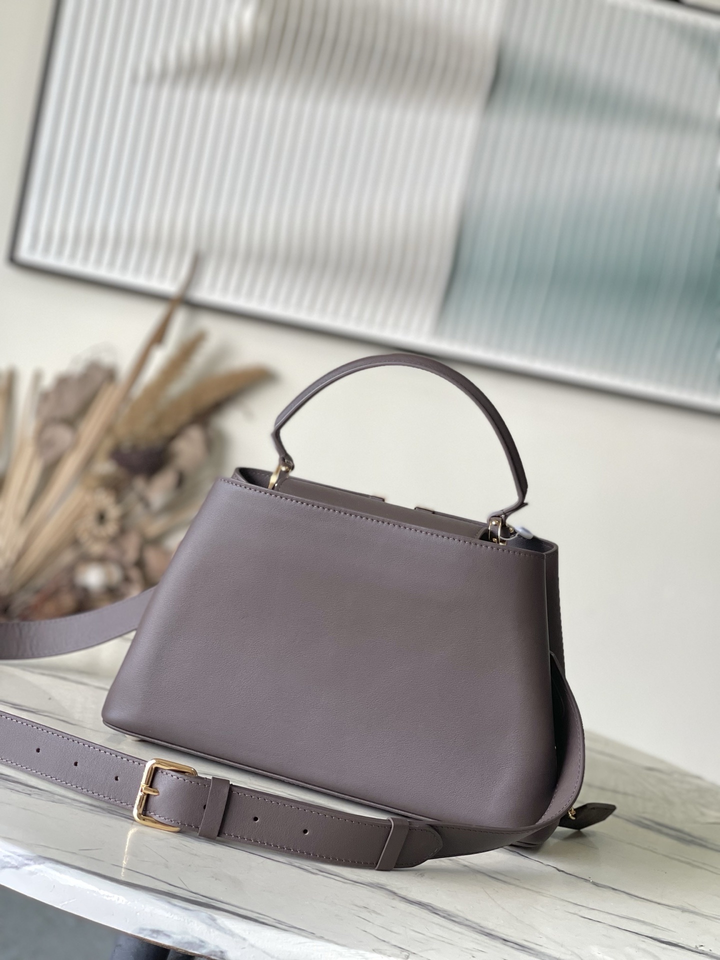 特级原厂皮 M12927 本款Capucines Souple中号手袋令亮泽牛皮革呈现褶皱效果,与耀目金