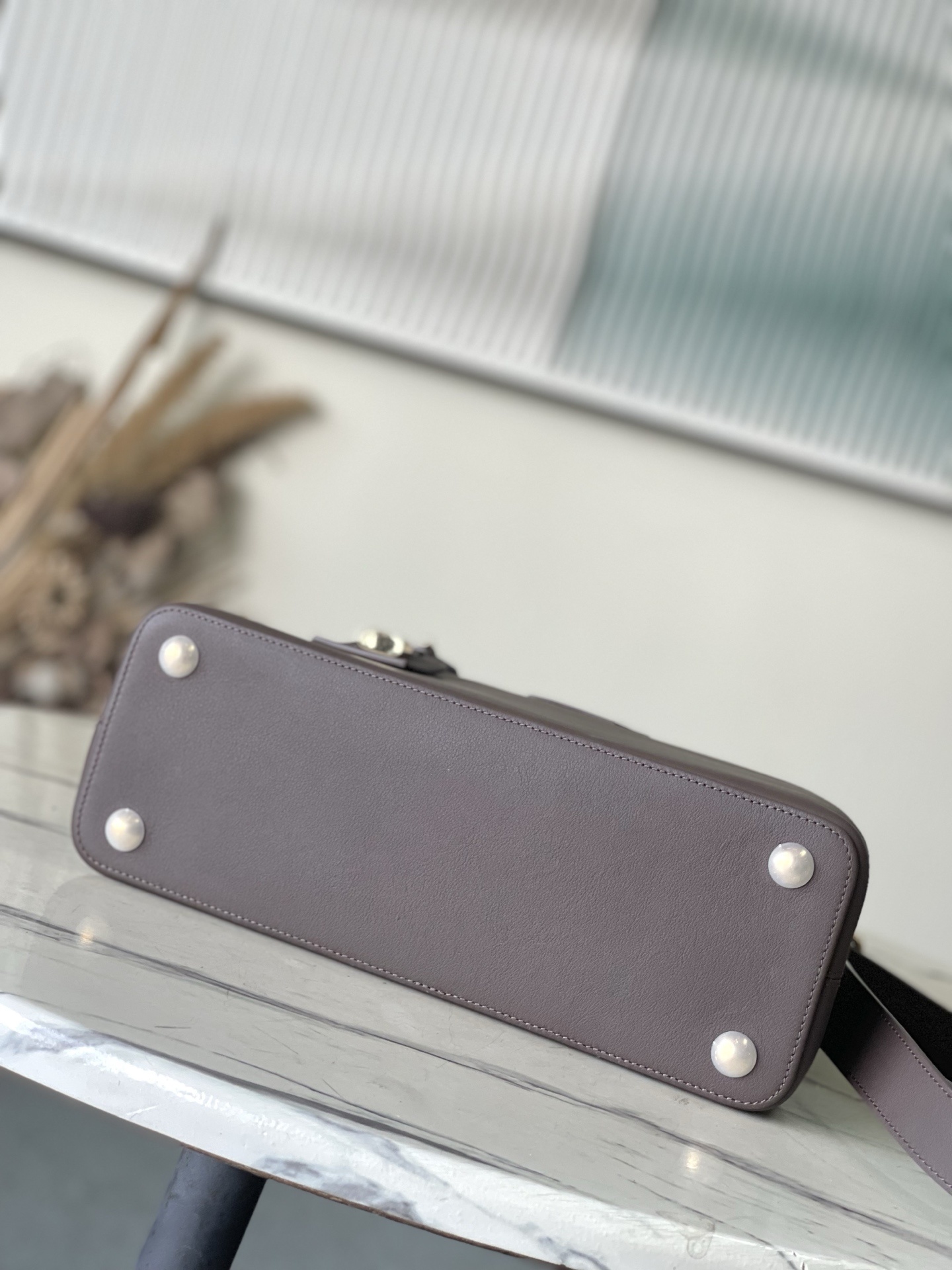 特级原厂皮 M12927 本款Capucines Souple中号手袋令亮泽牛皮革呈现褶皱效果,与耀目金