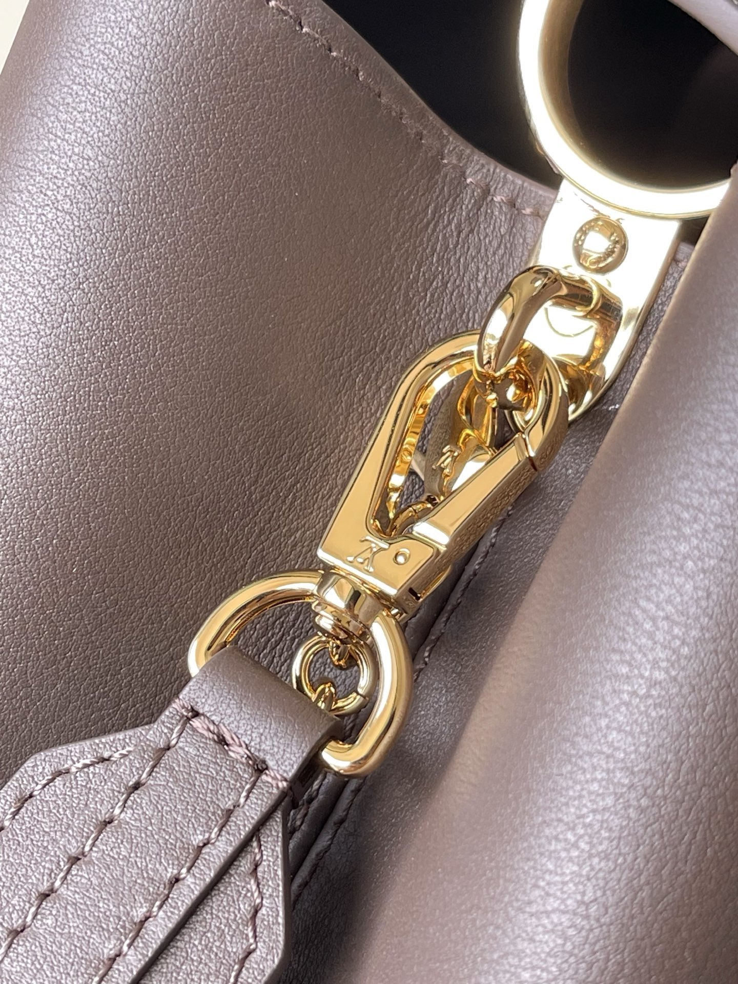 特级原厂皮 M12927 本款Capucines Souple中号手袋令亮泽牛皮革呈现褶皱效果,与耀目金