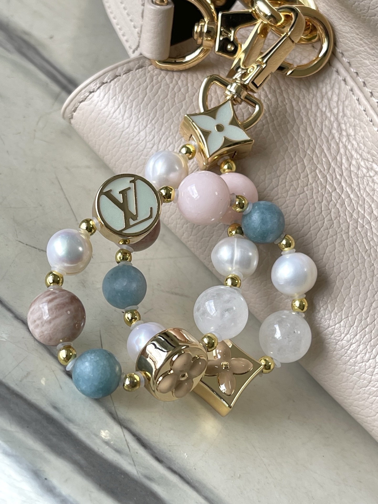 特级原厂皮 M12929 本款Capucines Souple中号手袋令亮泽牛皮革呈现褶皱效果,与耀目金