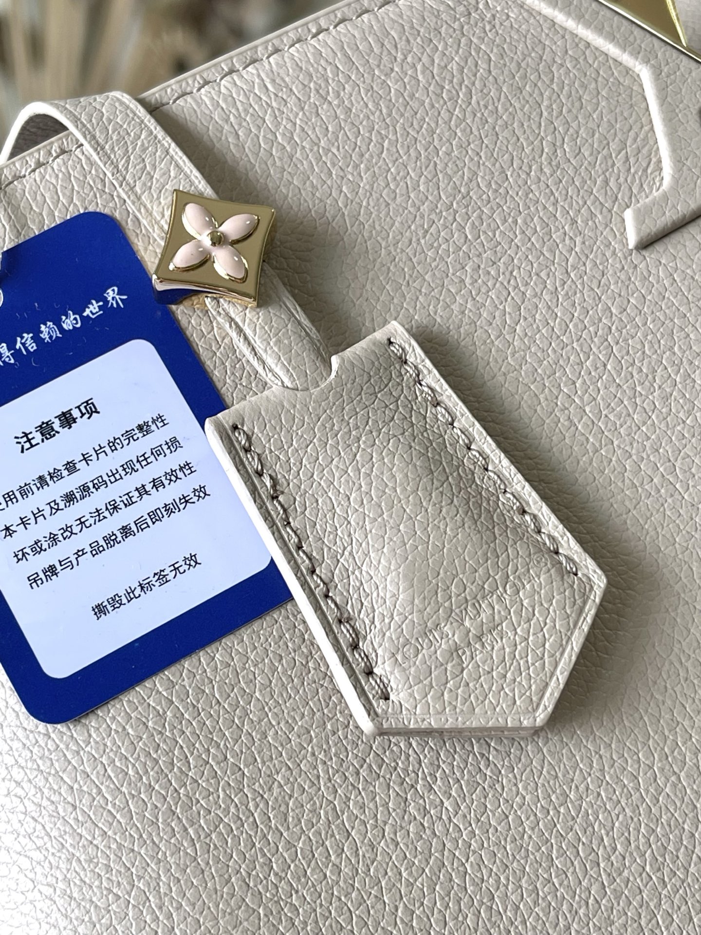 特级原厂皮 M12929 本款Capucines Souple中号手袋令亮泽牛皮革呈现褶皱效果,与耀目金