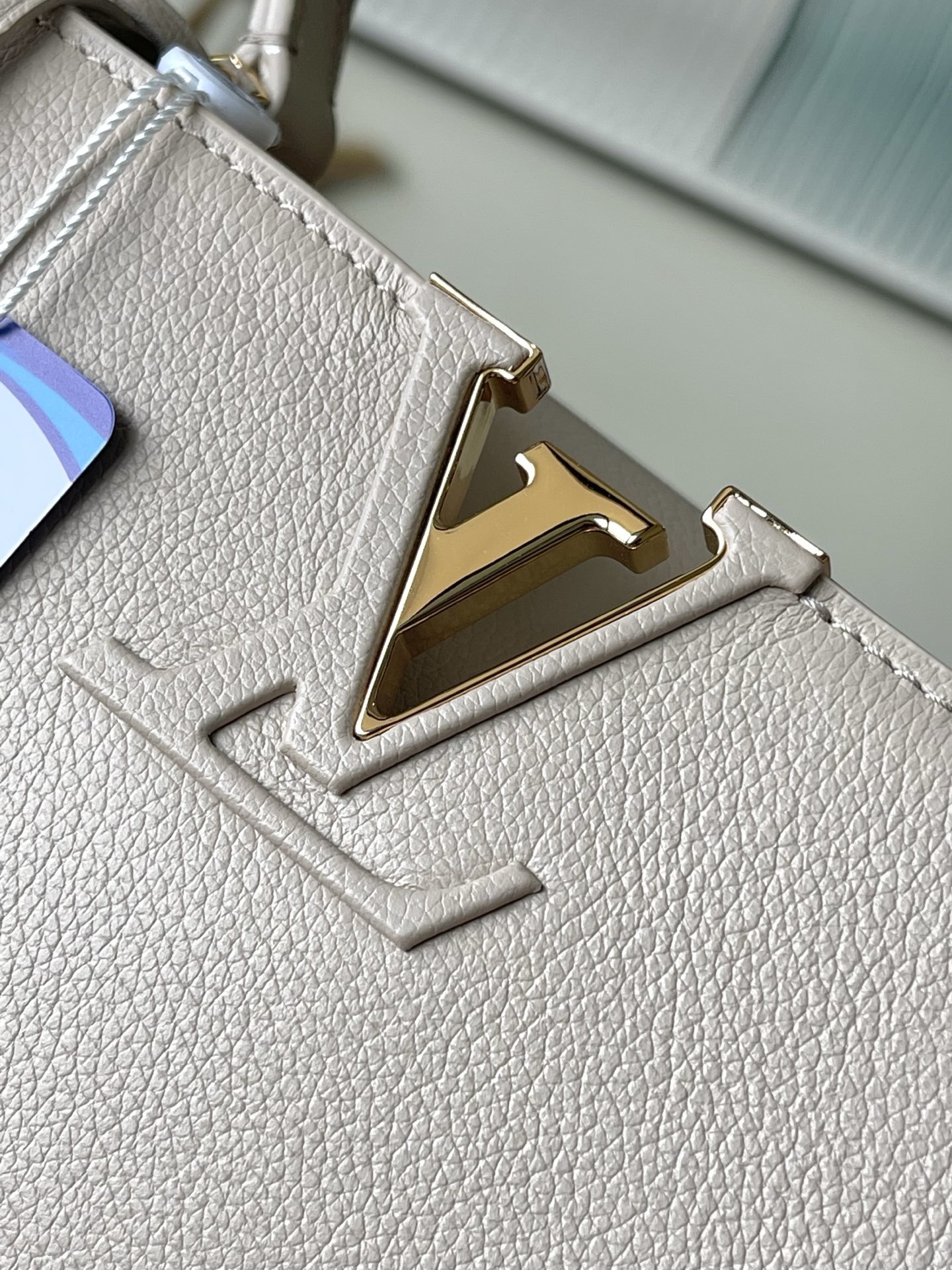 特级原厂皮 M12929 本款Capucines Souple中号手袋令亮泽牛皮革呈现褶皱效果,与耀目金