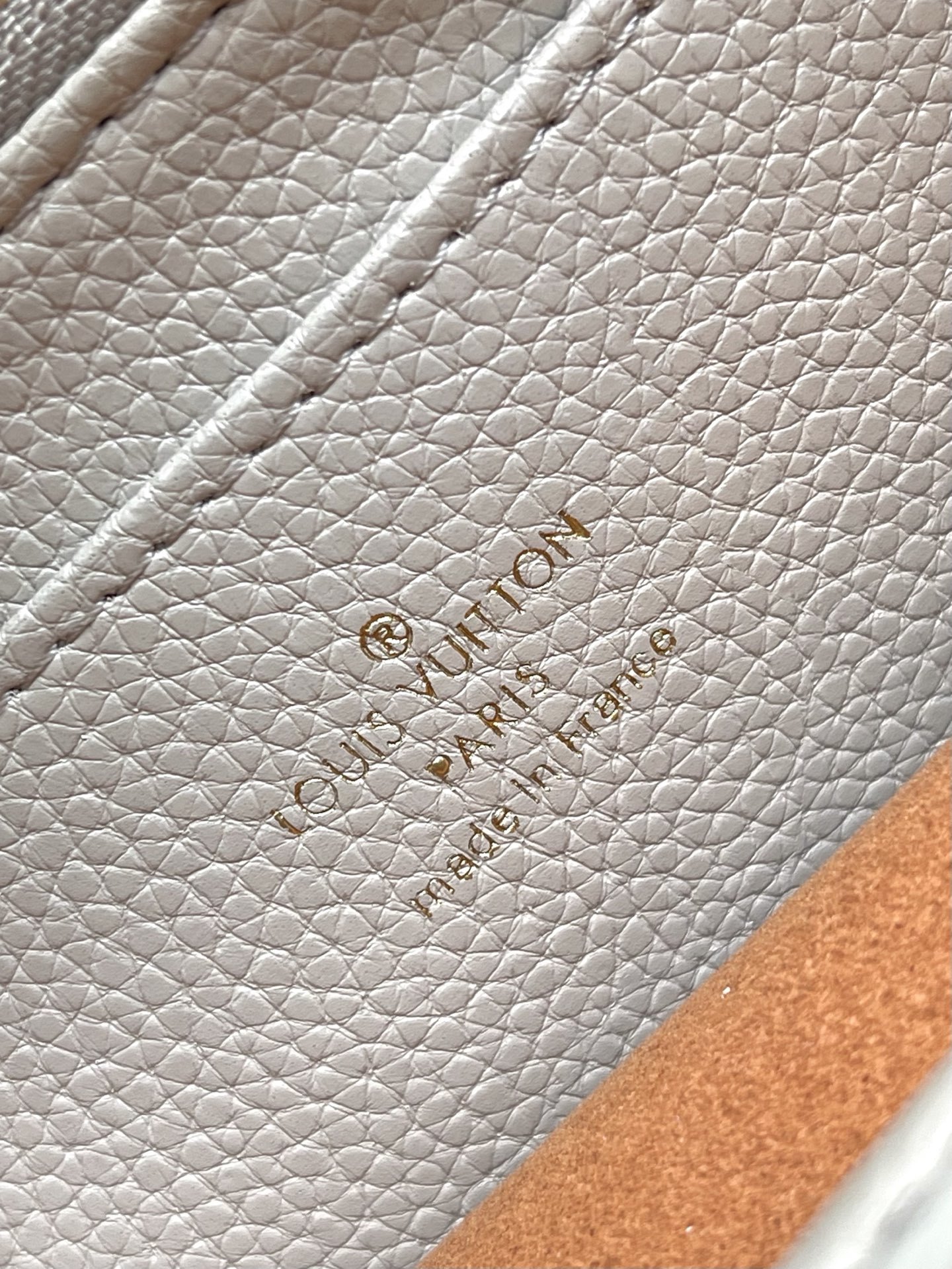 特级原厂皮 M12929 本款Capucines Souple中号手袋令亮泽牛皮革呈现褶皱效果,与耀目金