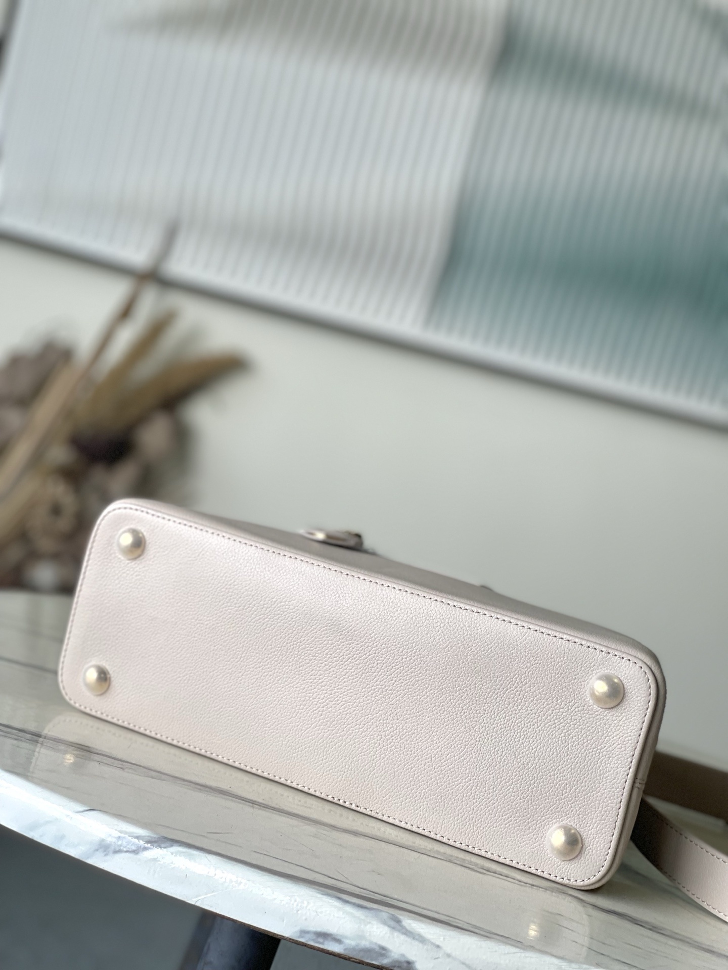 特级原厂皮 M12929 本款Capucines Souple中号手袋令亮泽牛皮革呈现褶皱效果,与耀目金