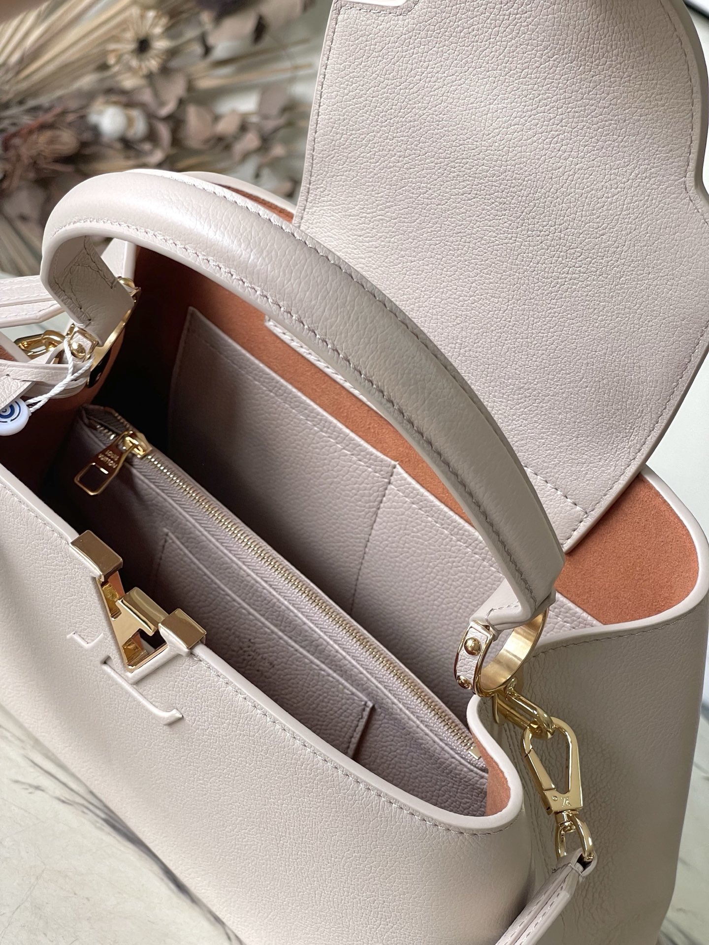 特级原厂皮 M12929 本款Capucines Souple中号手袋令亮泽牛皮革呈现褶皱效果,与耀目金