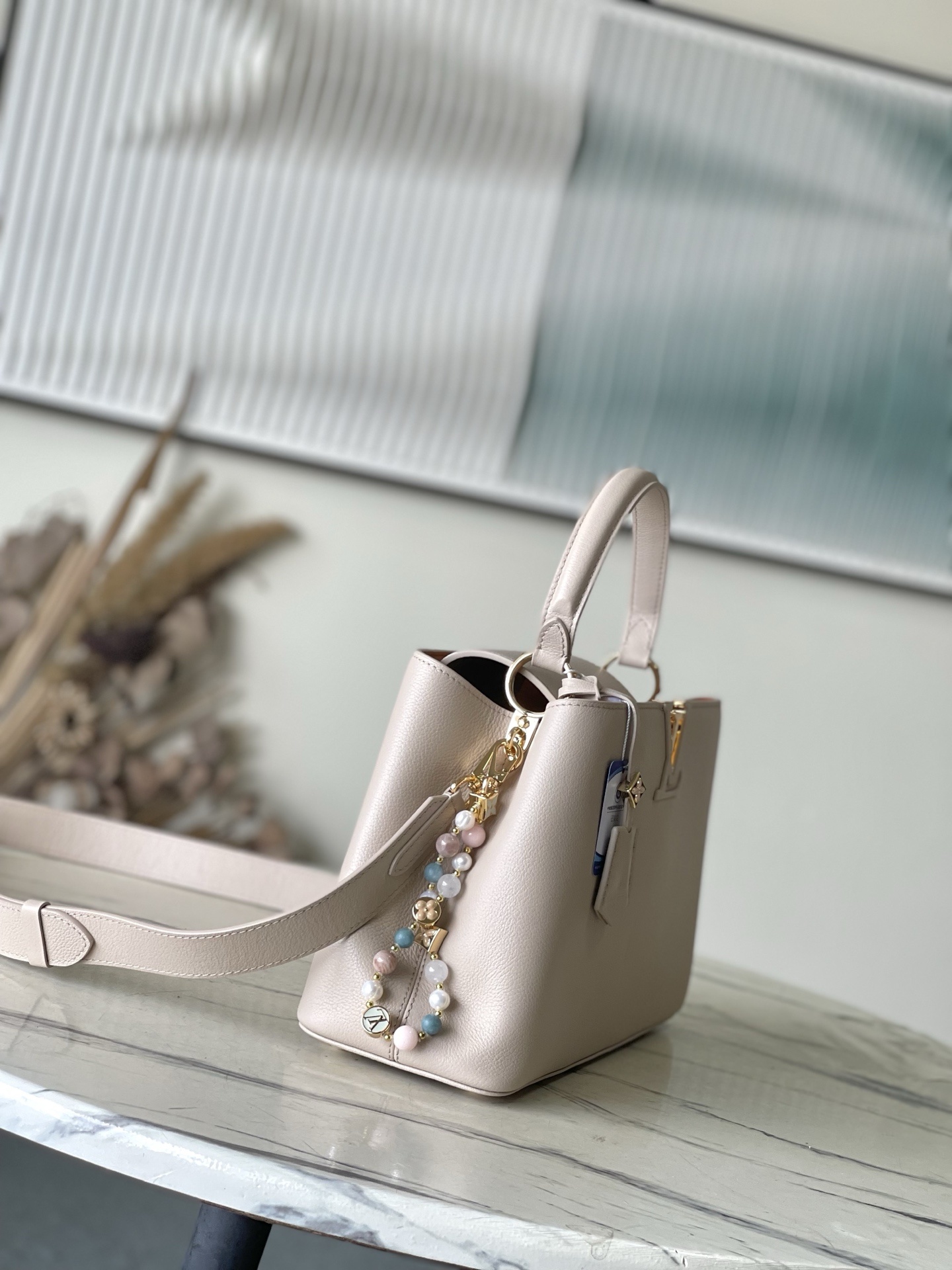 特级原厂皮 M12929 本款Capucines Souple中号手袋令亮泽牛皮革呈现褶皱效果,与耀目金