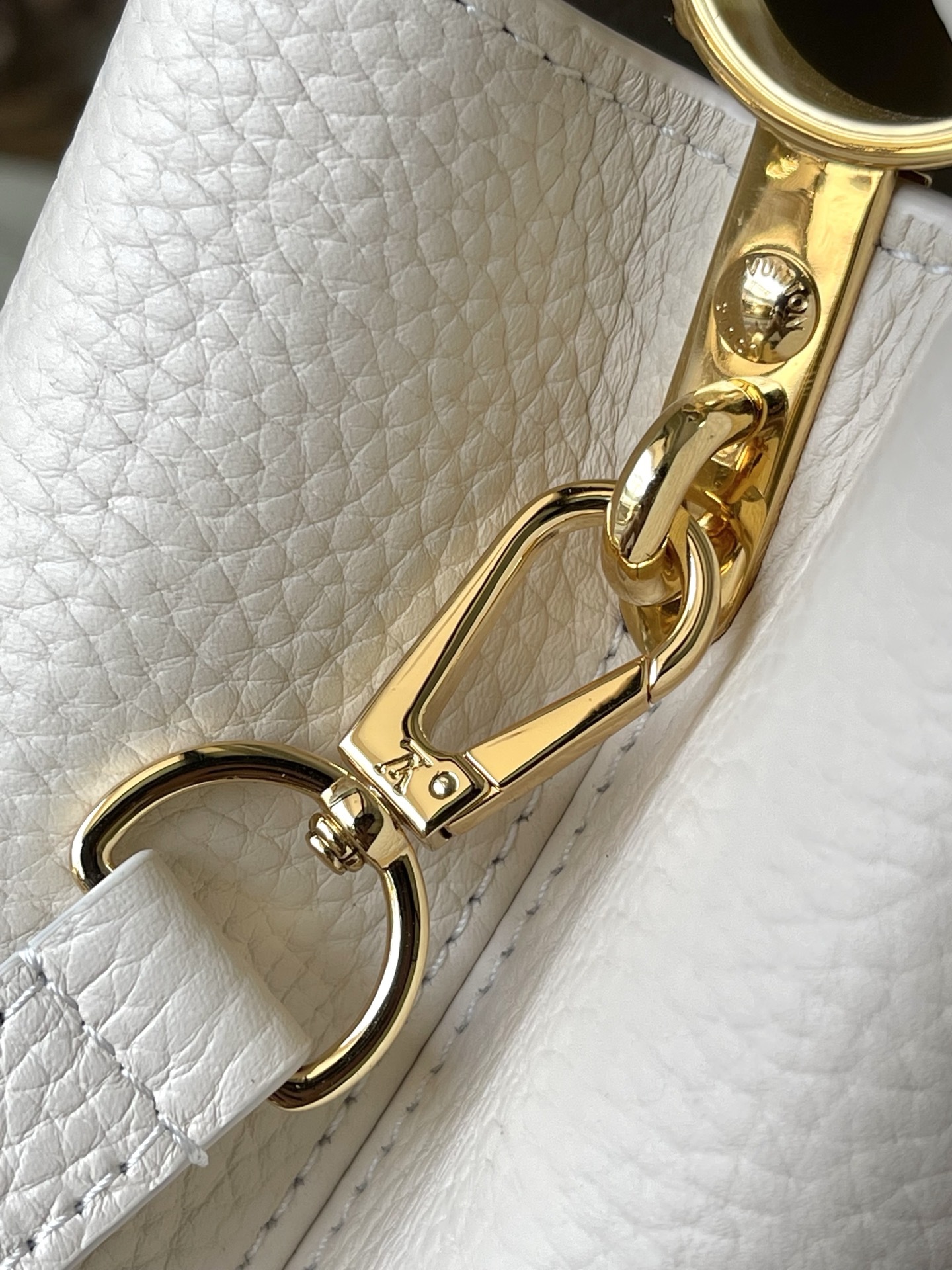 特级原厂皮 M11964 米白小号 本款Capucines BB手袋材Taurillon牛皮革,以混合金