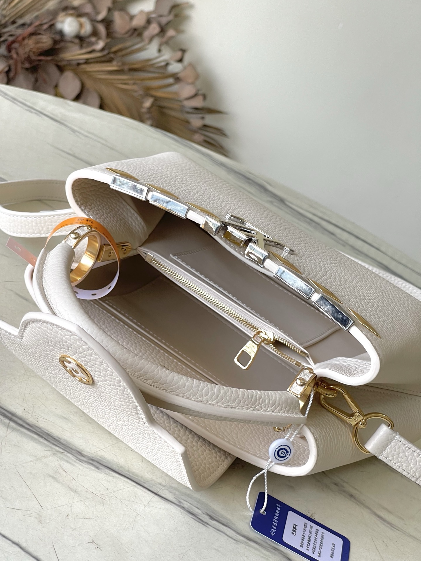 特级原厂皮 M11964 米白小号 本款Capucines BB手袋材Taurillon牛皮革,以混合金