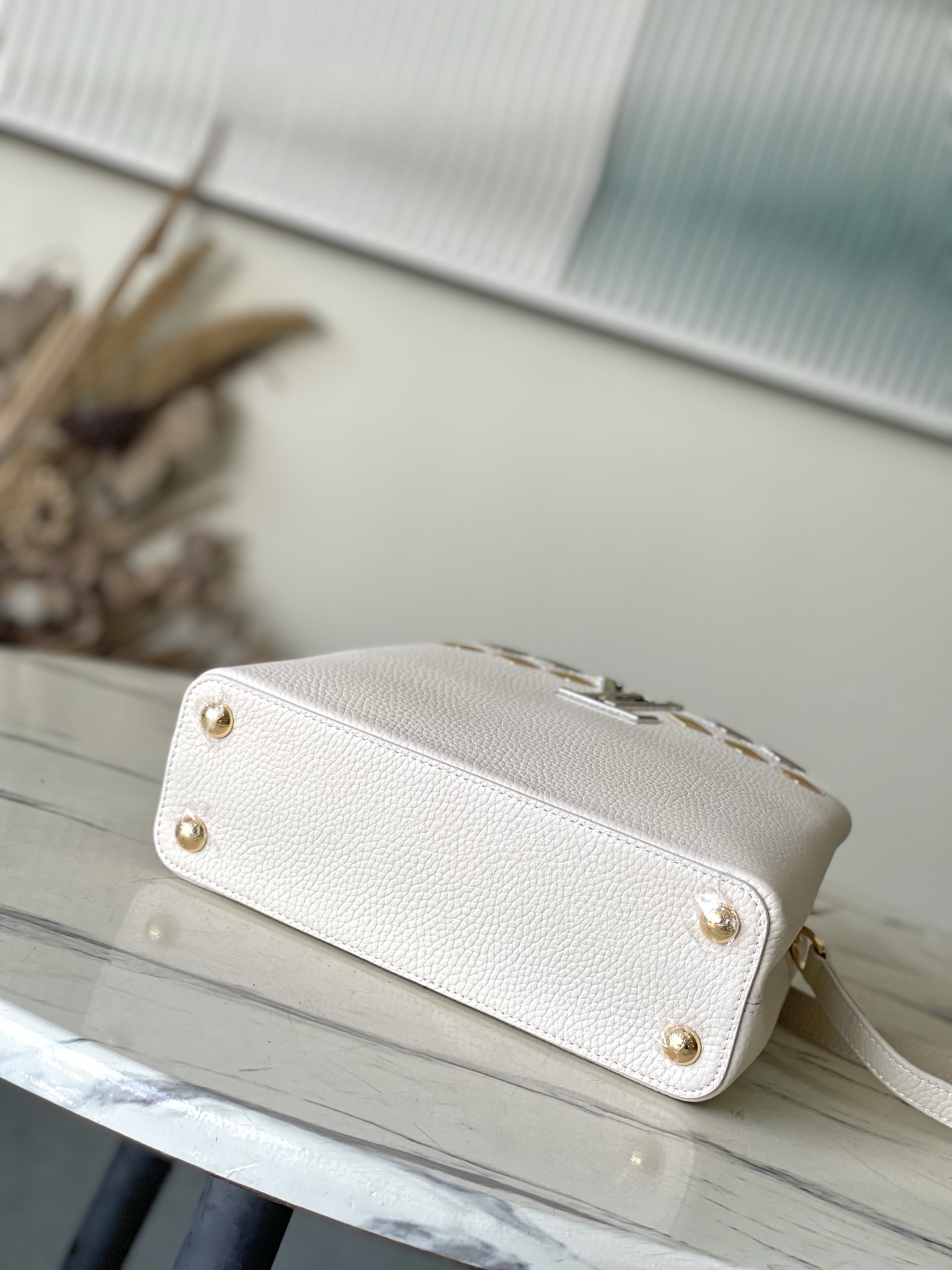 特级原厂皮 M11964 米白小号 本款Capucines BB手袋材Taurillon牛皮革,以混合金