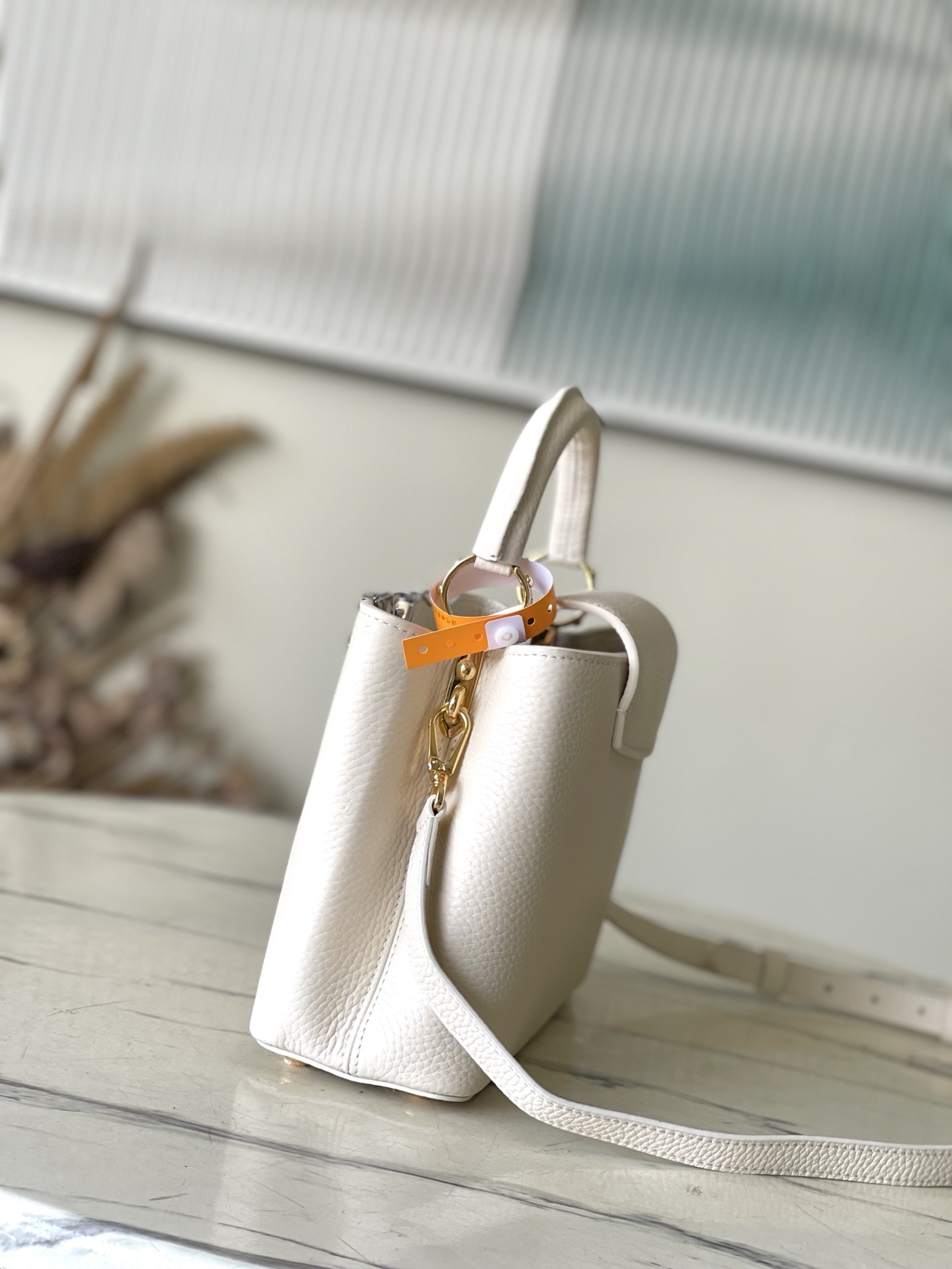 特级原厂皮 M11964 米白小号 本款Capucines BB手袋材Taurillon牛皮革,以混合金