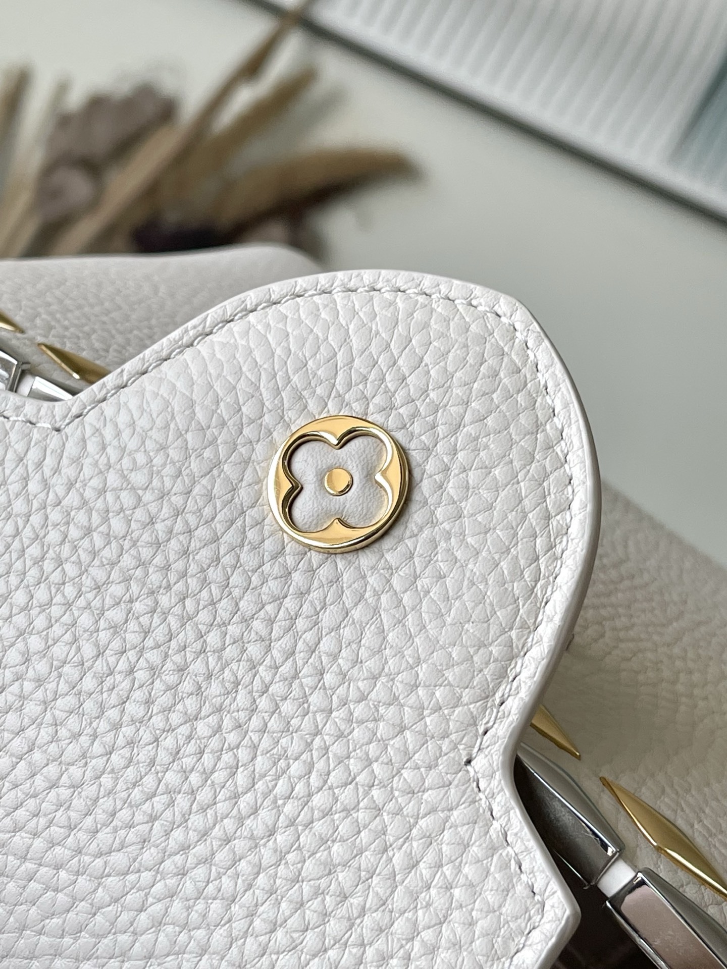 特级原厂皮 M11964 米白小号 本款Capucines BB手袋材Taurillon牛皮革,以混合金