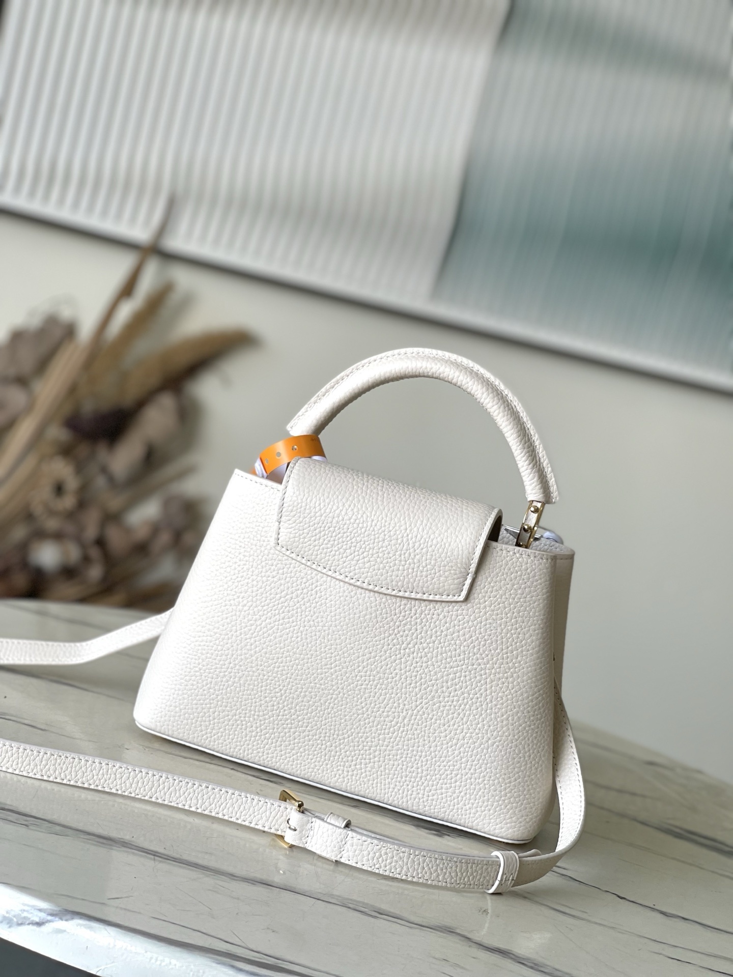 特级原厂皮 M11964 米白小号 本款Capucines BB手袋材Taurillon牛皮革,以混合金