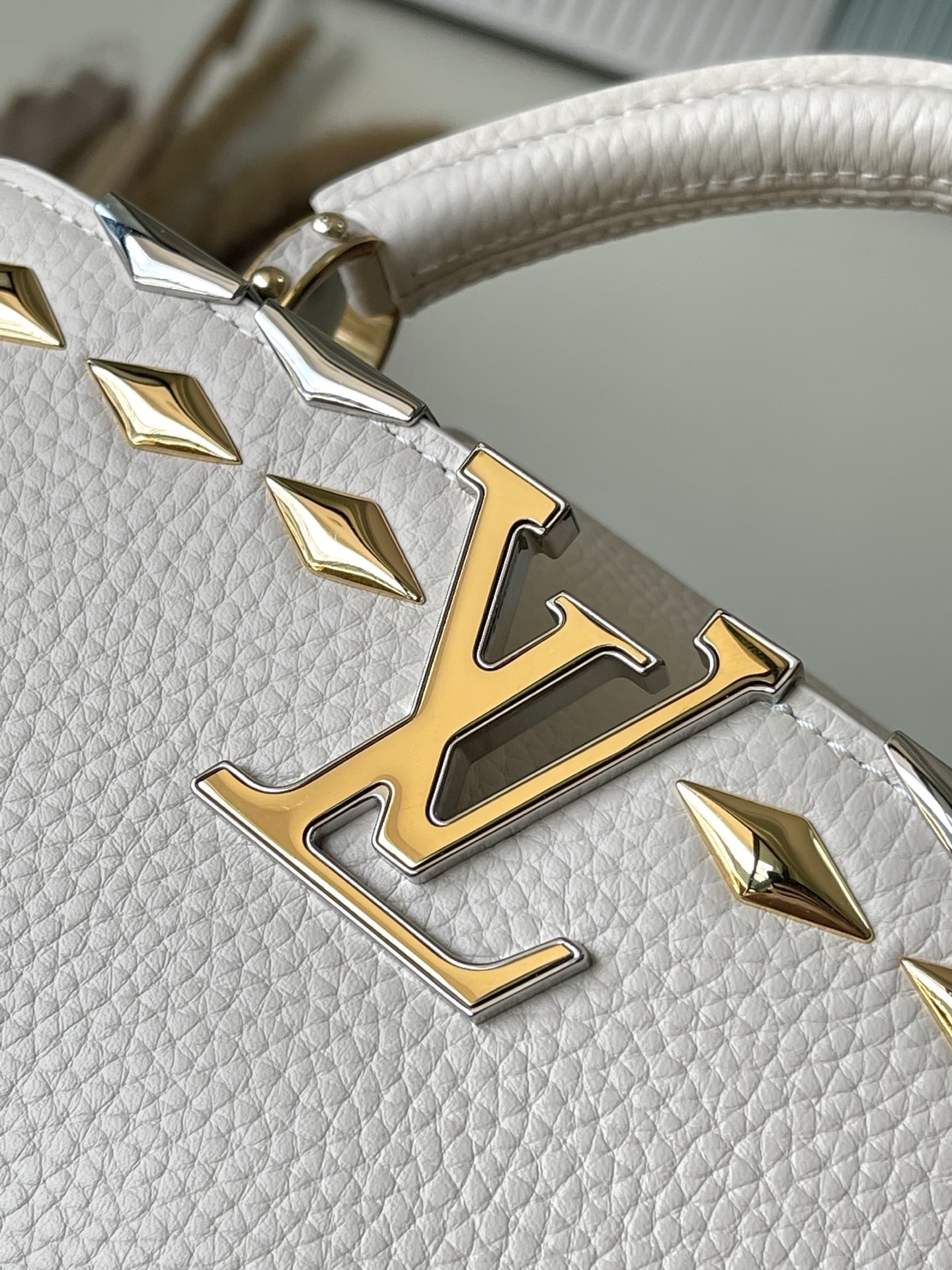 特级原厂皮 M11964 米白小号 本款Capucines BB手袋材Taurillon牛皮革,以混合金