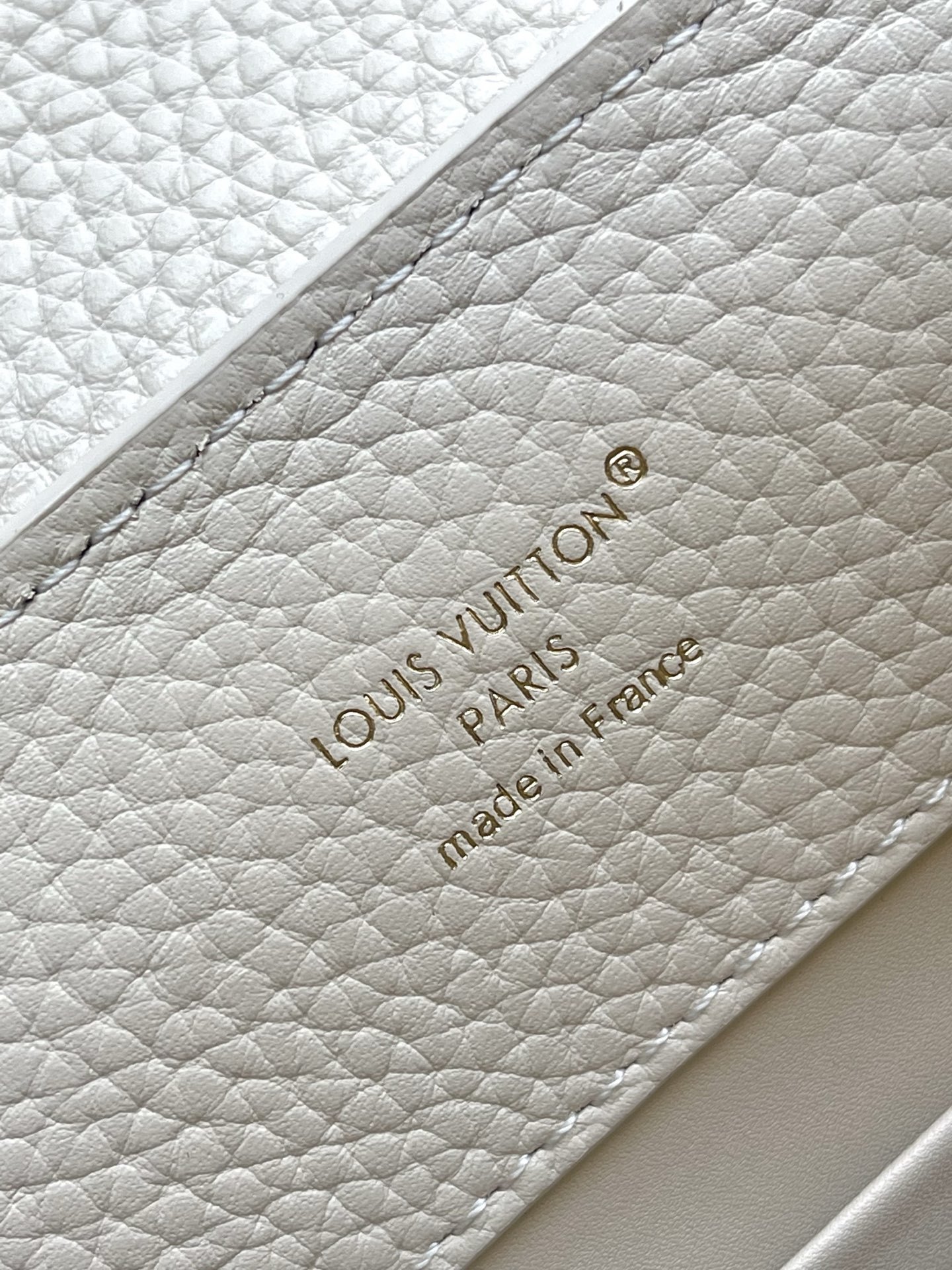 特级原厂皮 M11964 米白小号 本款Capucines BB手袋材Taurillon牛皮革,以混合金