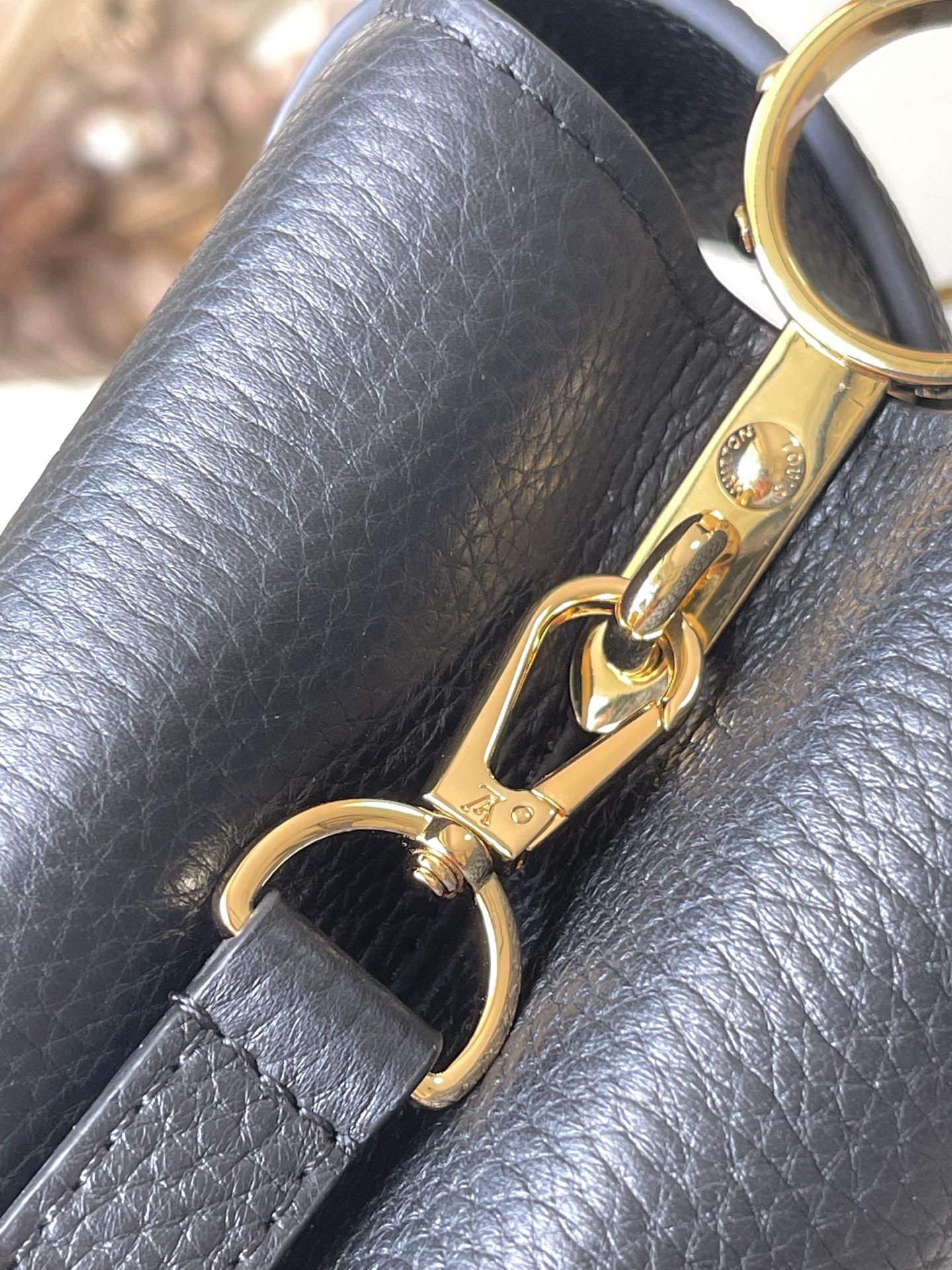 特级原厂皮 M12135 黑色小号 本款Capucines BB手袋材Taurillon牛皮革,以混合金