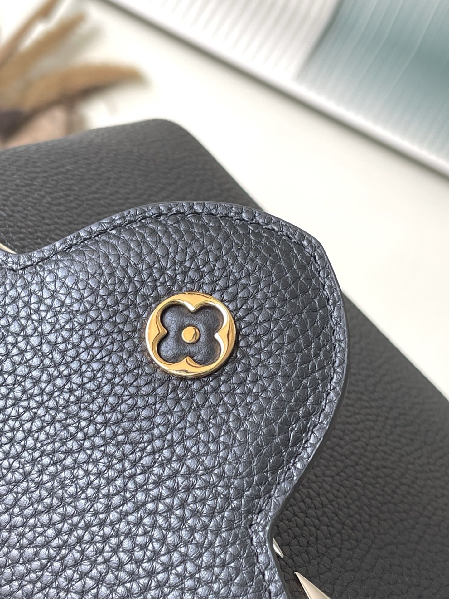 特级原厂皮 M12135 黑色小号 本款Capucines BB手袋材Taurillon牛皮革,以混合金