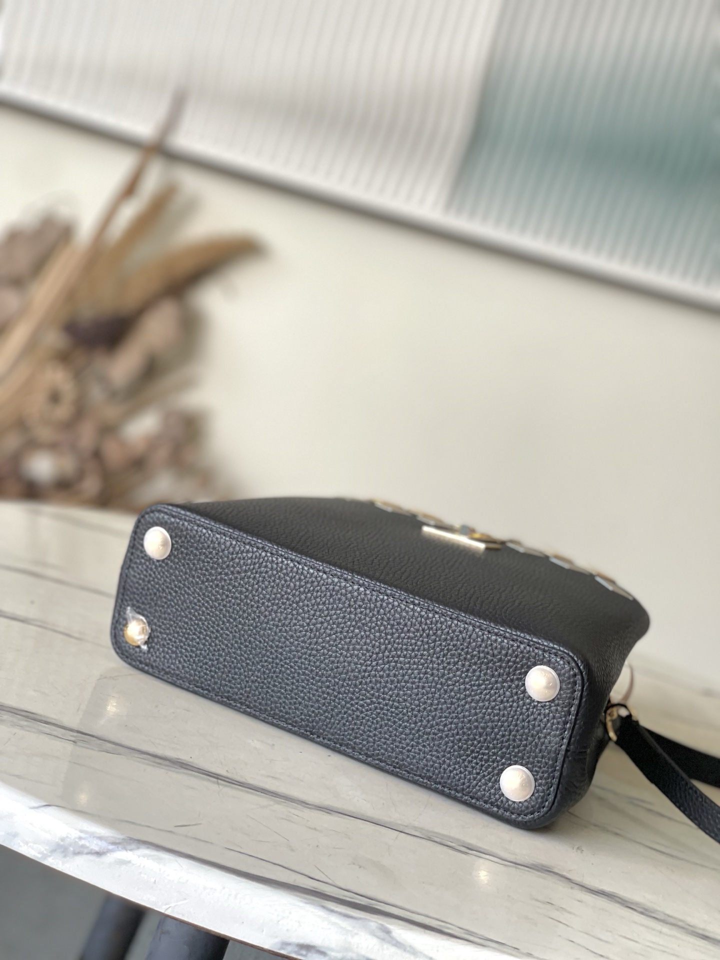 特级原厂皮 M12135 黑色小号 本款Capucines BB手袋材Taurillon牛皮革,以混合金