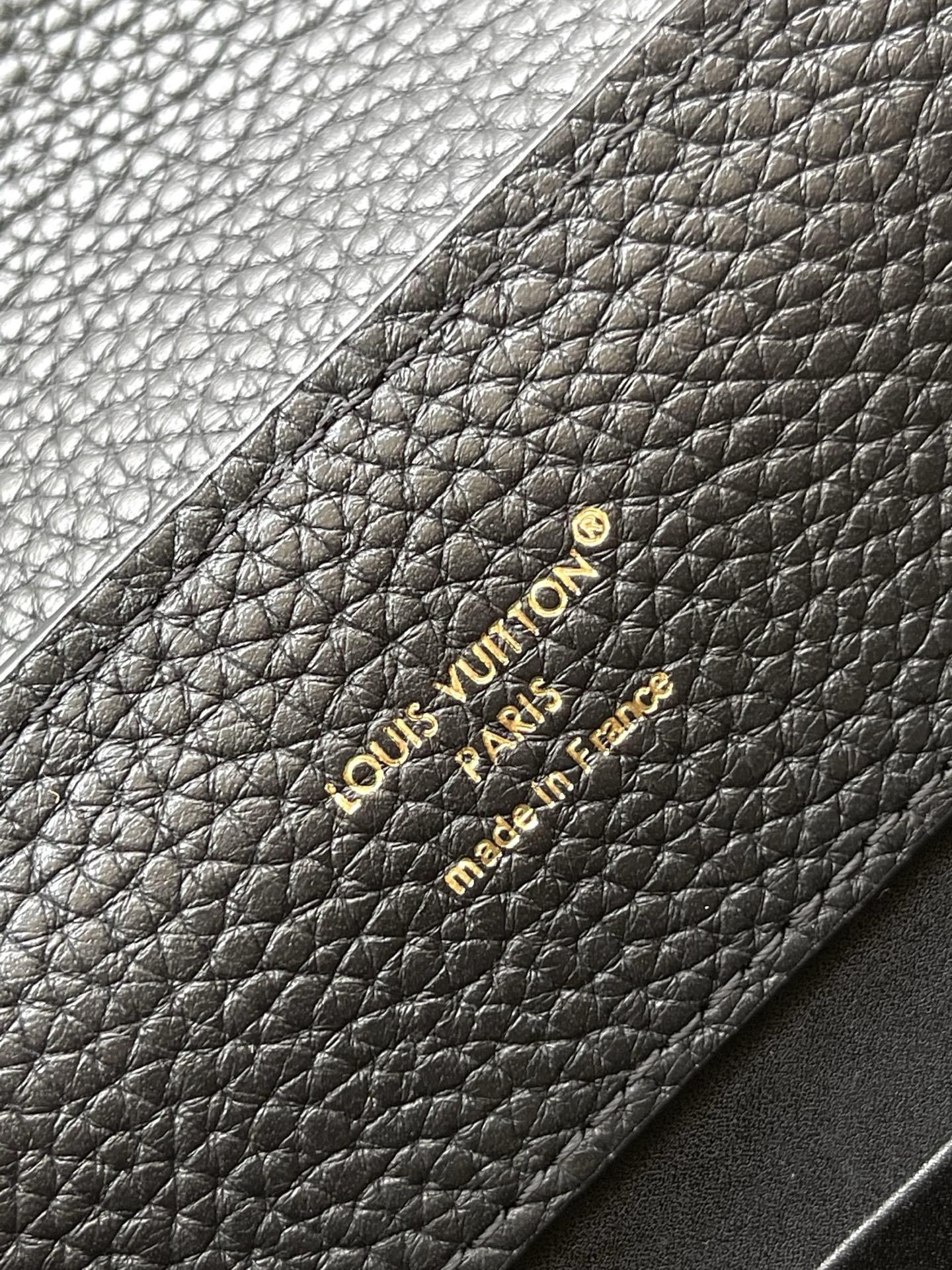 特级原厂皮 M12135 黑色小号 本款Capucines BB手袋材Taurillon牛皮革,以混合金