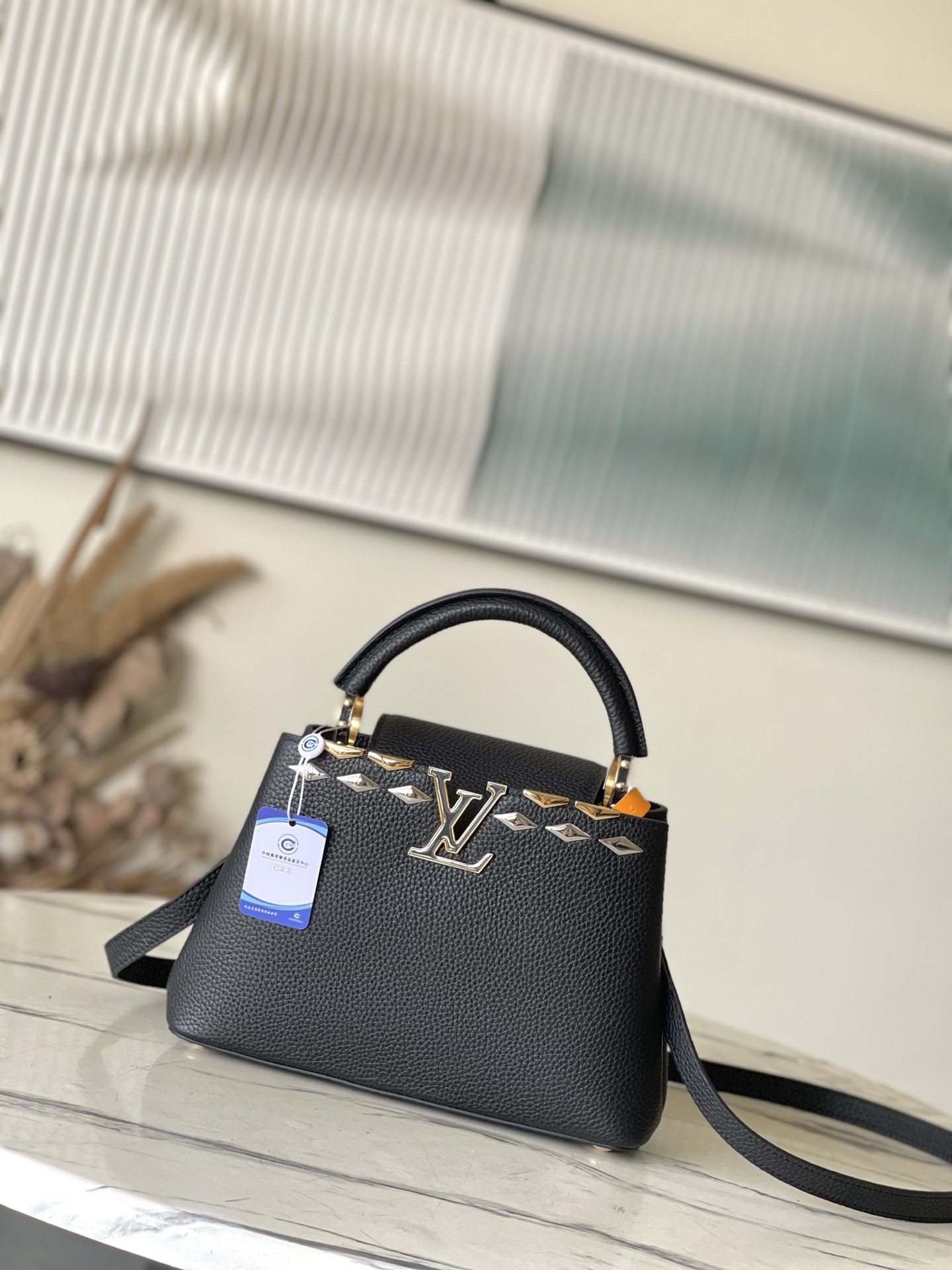 特级原厂皮 M12135 黑色小号 本款Capucines BB手袋材Taurillon牛皮革，以混合金