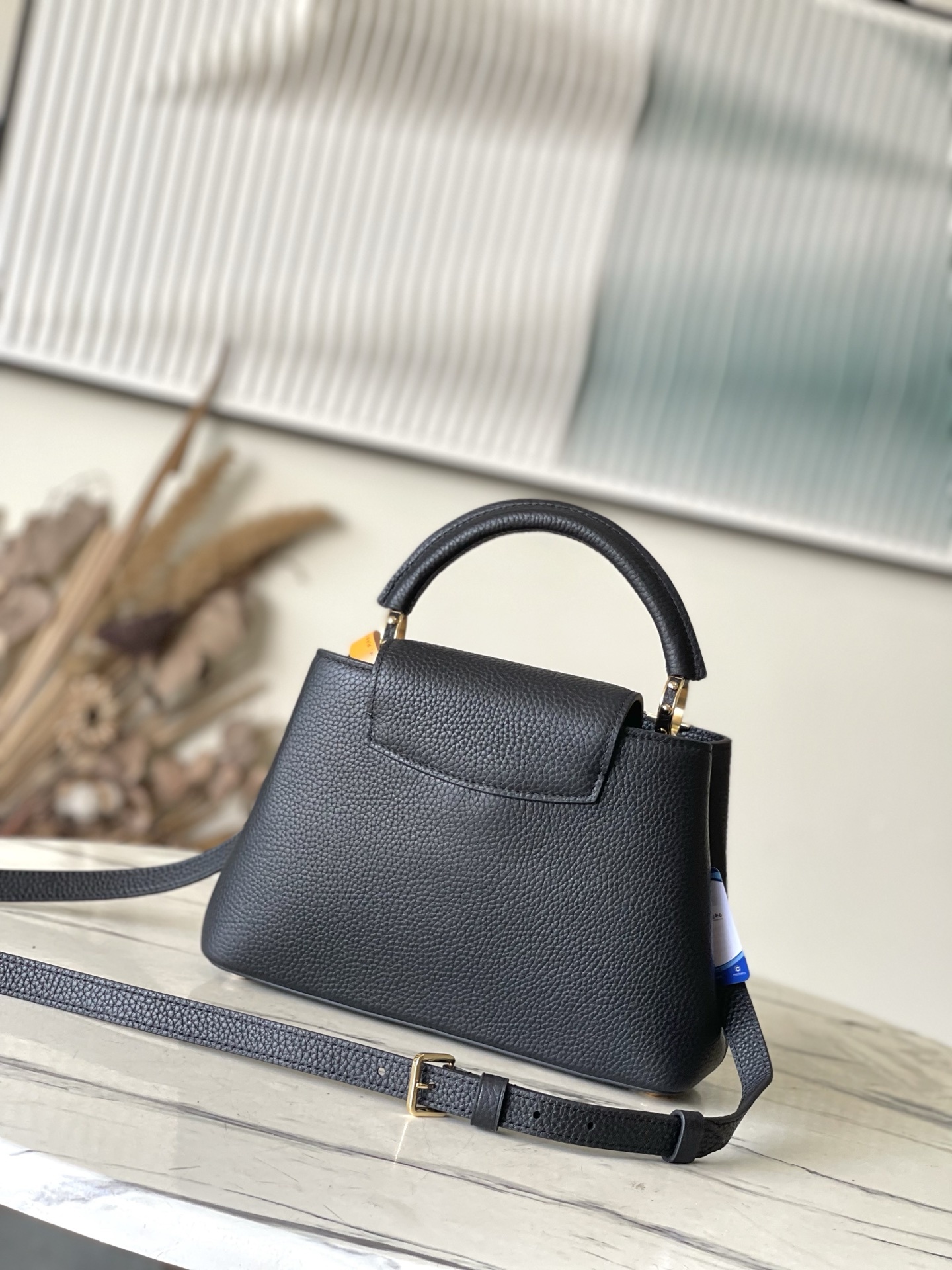 特级原厂皮 M12135 黑色小号 本款Capucines BB手袋材Taurillon牛皮革,以混合金