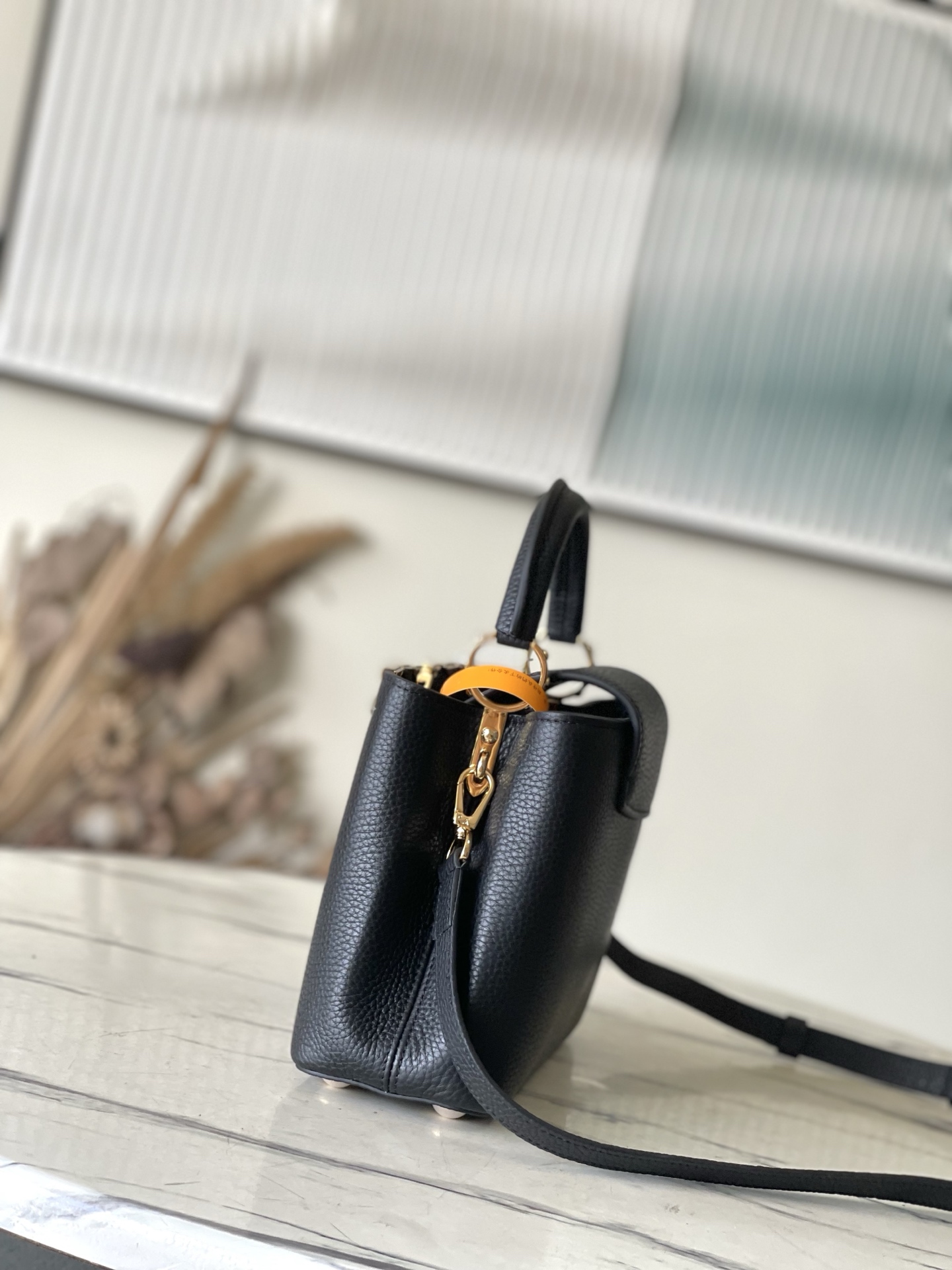 特级原厂皮 M12135 黑色小号 本款Capucines BB手袋材Taurillon牛皮革,以混合金