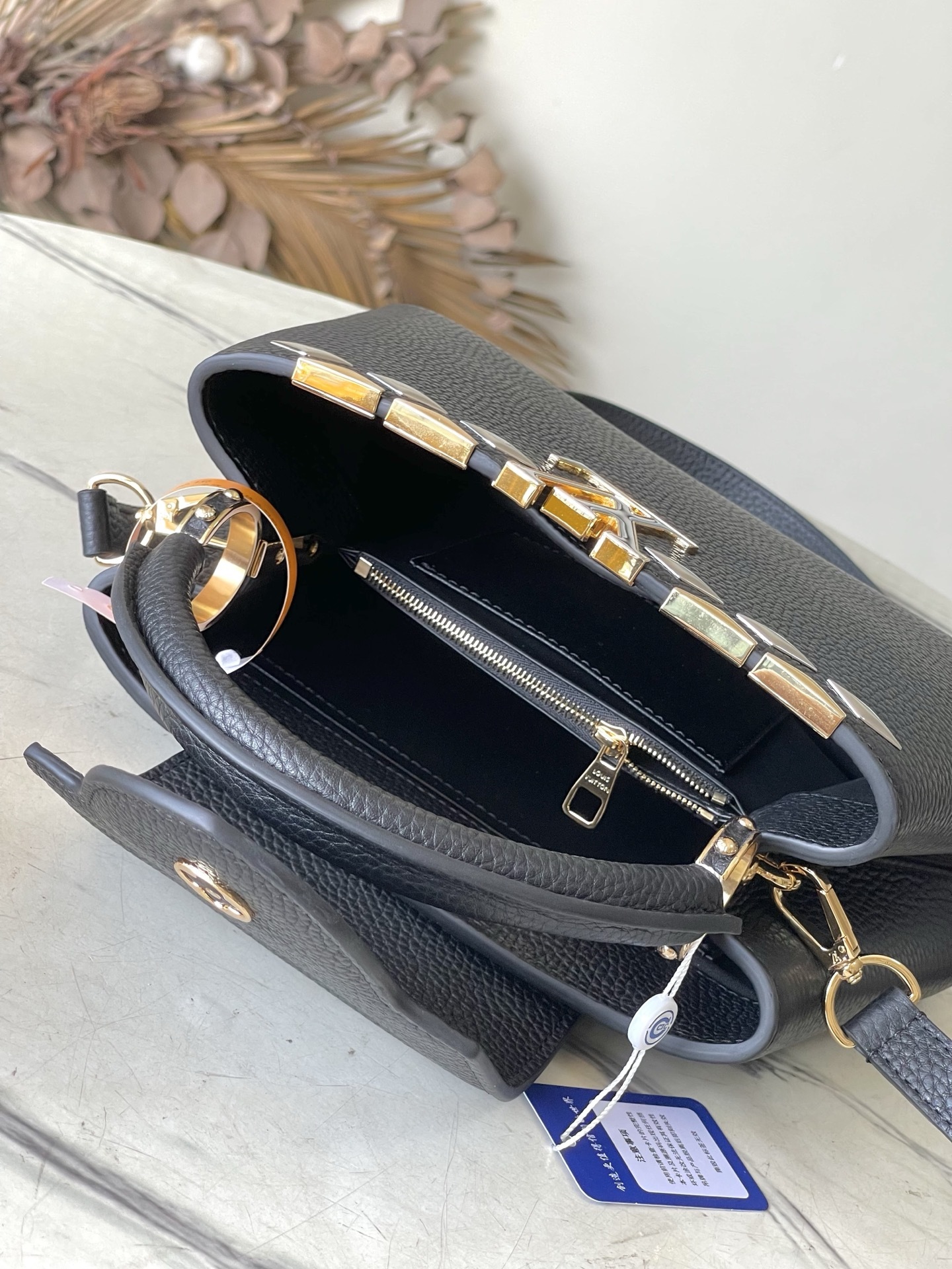 特级原厂皮 M12135 黑色小号 本款Capucines BB手袋材Taurillon牛皮革,以混合金