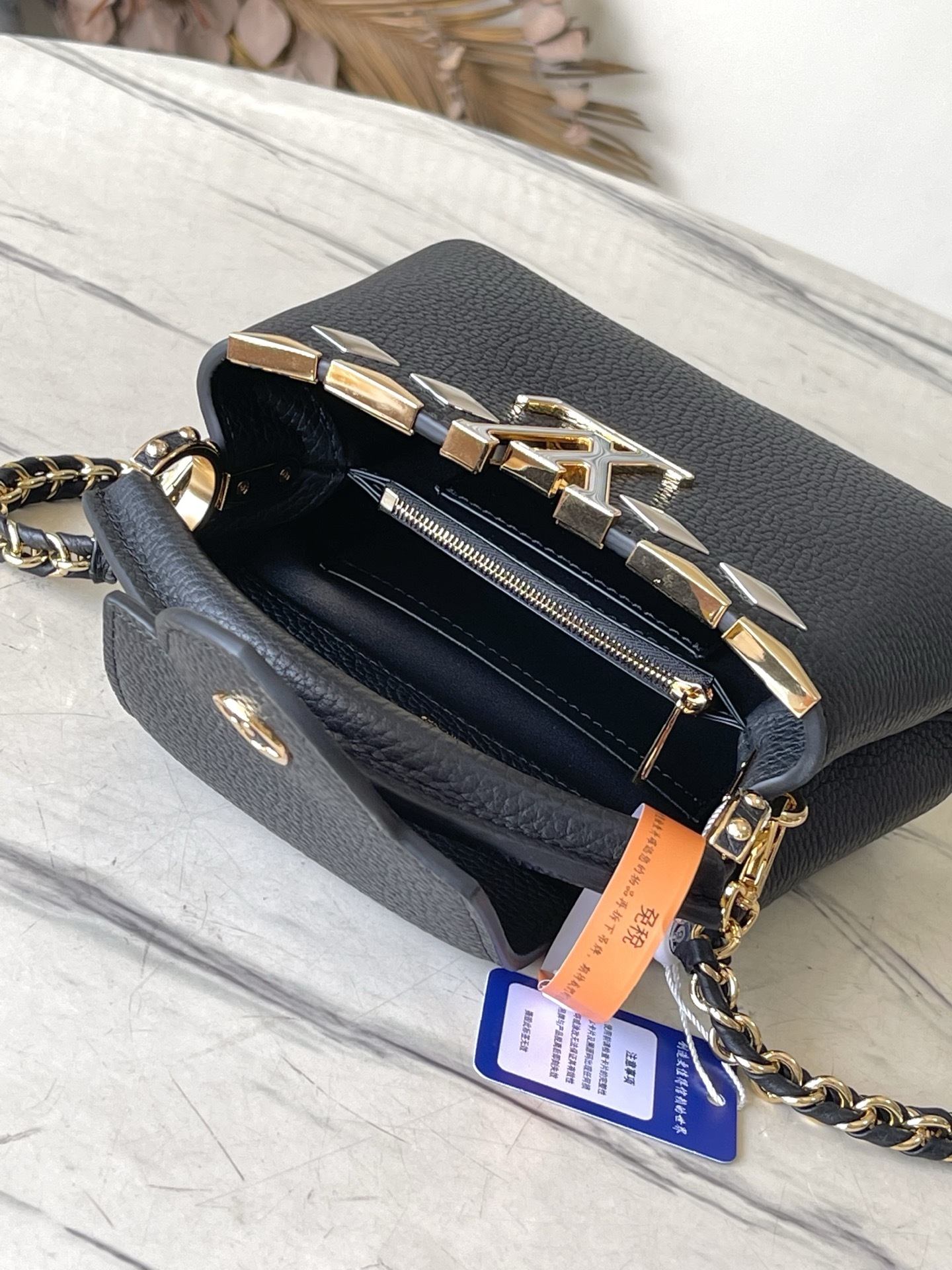 特级原厂皮 M12135 黑色迷你 本款Capucines 迷你手袋材Taurillon牛皮革,以混合金