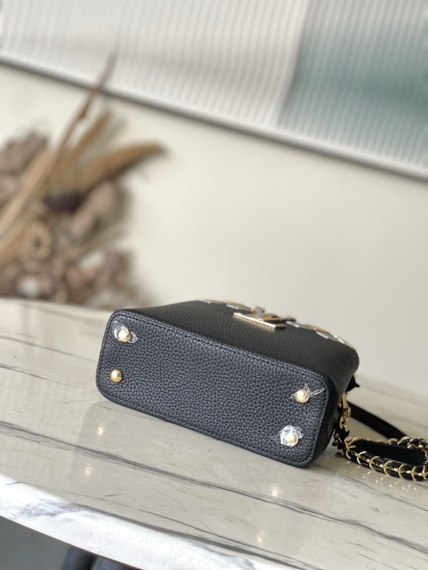 特级原厂皮 M12135 黑色迷你 本款Capucines 迷你手袋材Taurillon牛皮革,以混合金