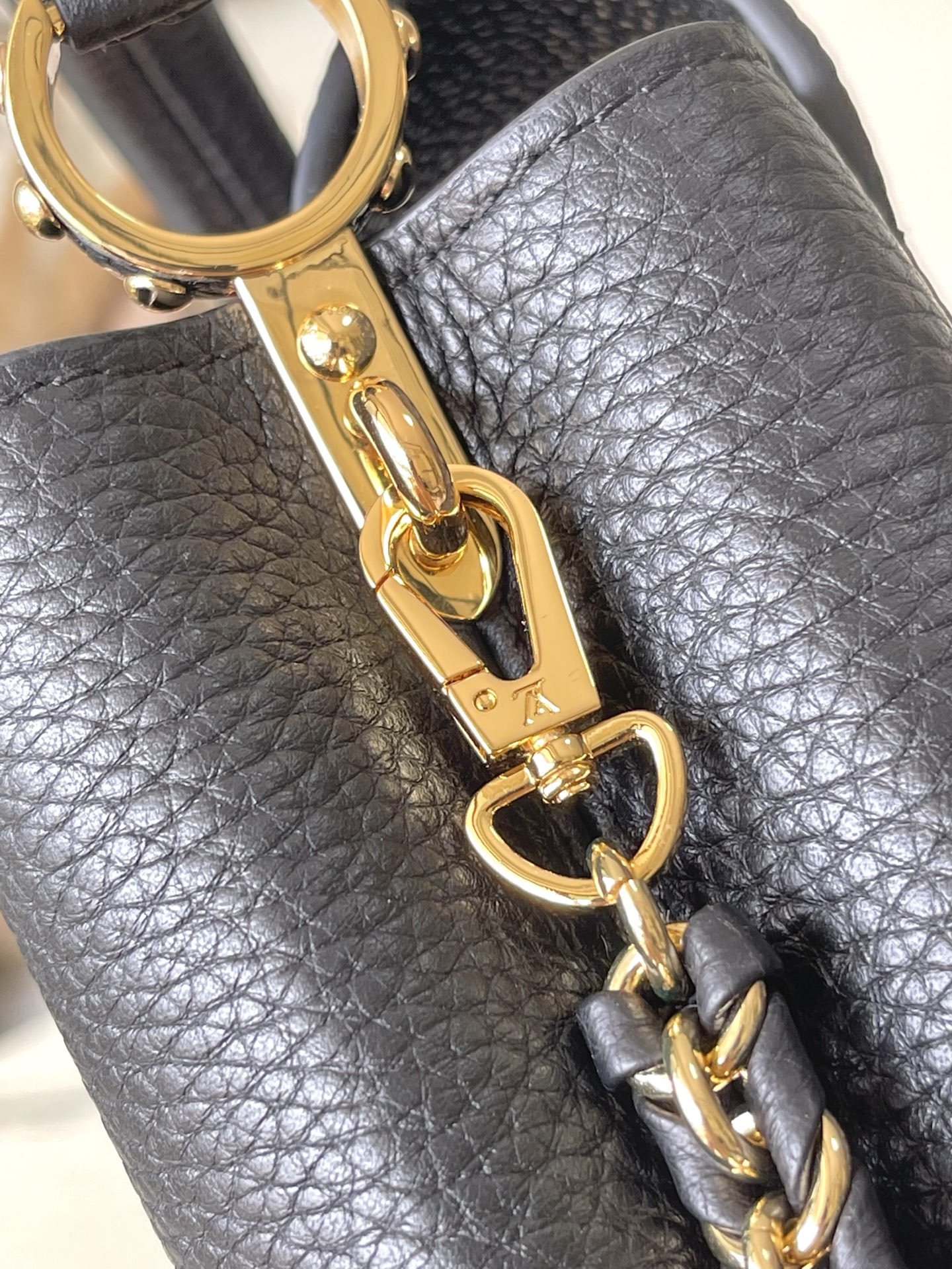 特级原厂皮 M12135 黑色迷你 本款Capucines 迷你手袋材Taurillon牛皮革,以混合金