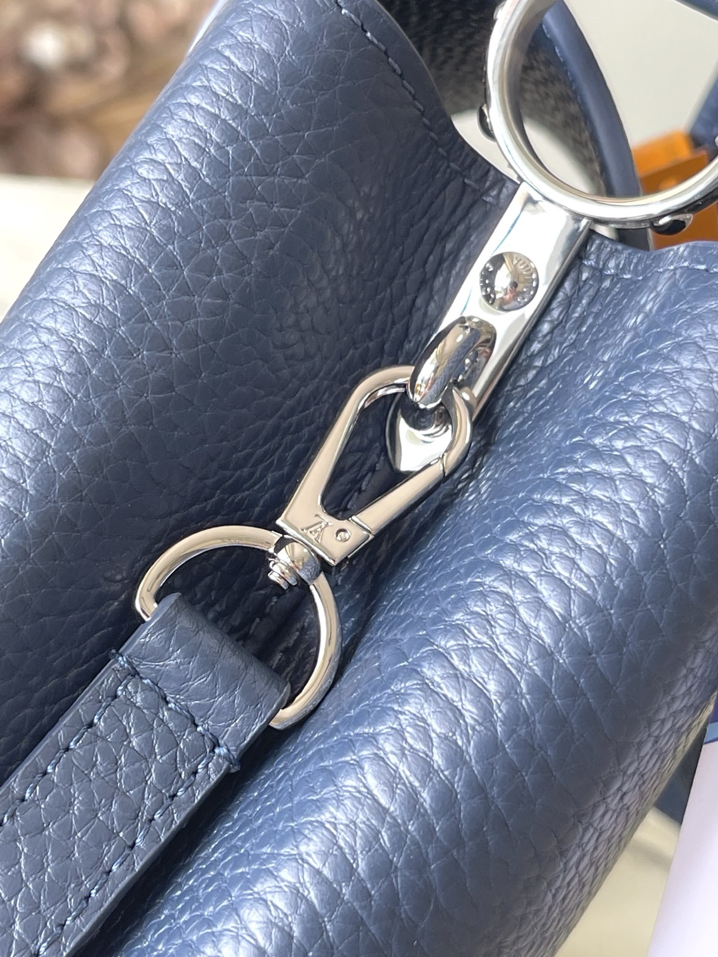 特级原厂皮 M12751 宝蓝小号 本款Capucines BB手袋材Taurillon牛皮革,以混合金