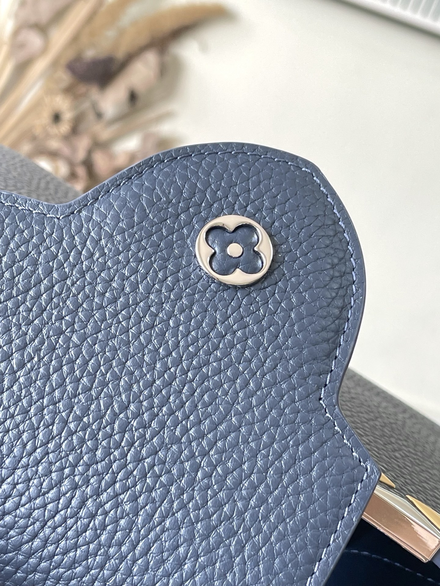 特级原厂皮 M12751 宝蓝小号 本款Capucines BB手袋材Taurillon牛皮革,以混合金