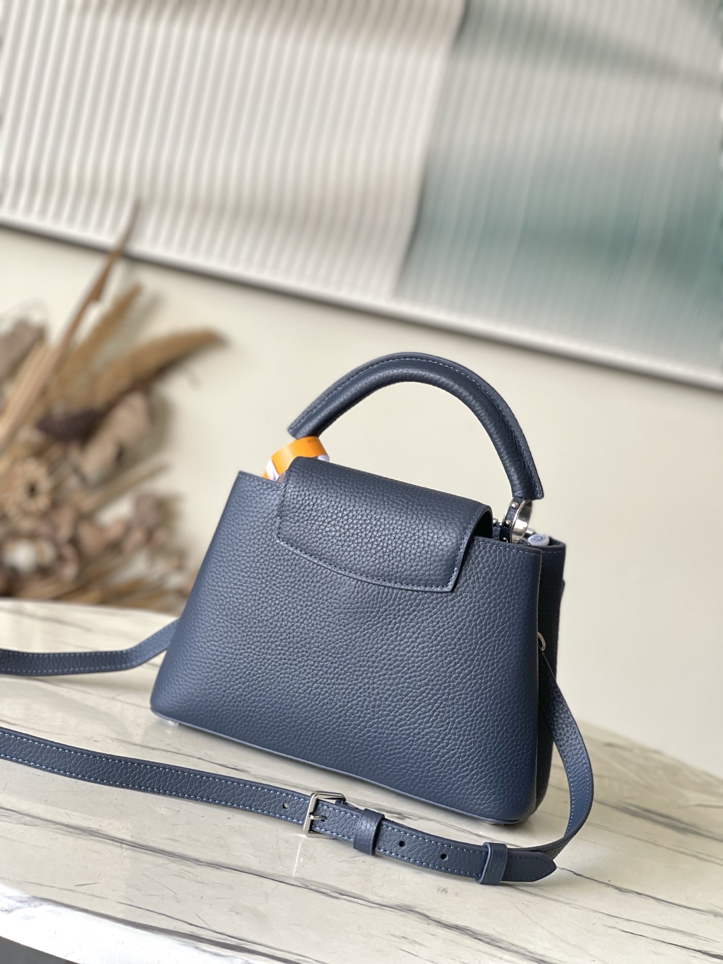 特级原厂皮 M12751 宝蓝小号 本款Capucines BB手袋材Taurillon牛皮革,以混合金