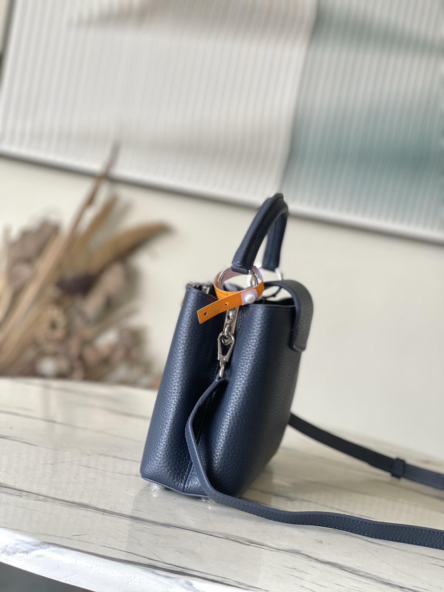 特级原厂皮 M12751 宝蓝小号 本款Capucines BB手袋材Taurillon牛皮革,以混合金