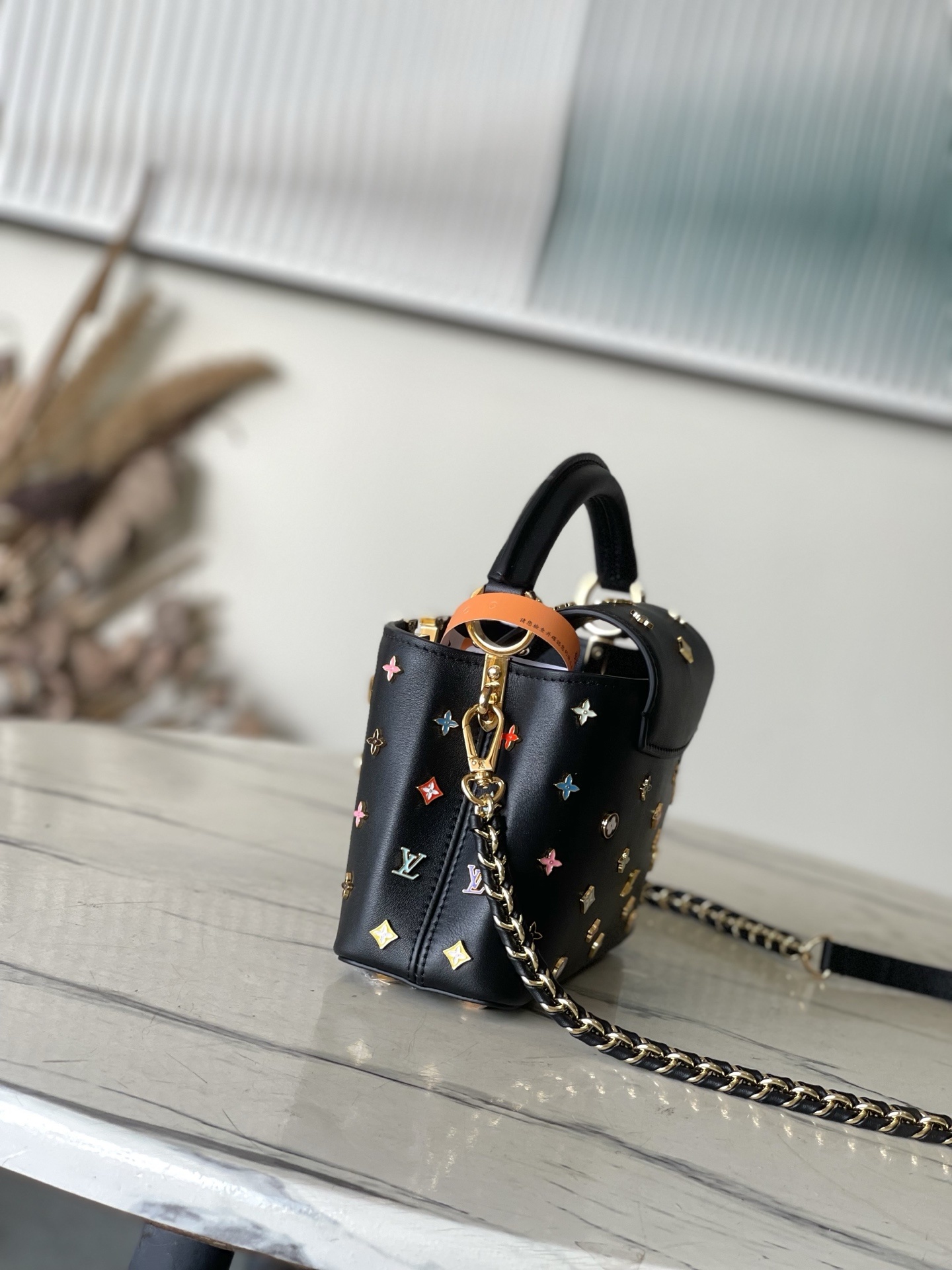 特级原厂皮 M14165 黑色 本款 Capucines 手袋出自路易威登 x 村上隆再版系列,选用 T