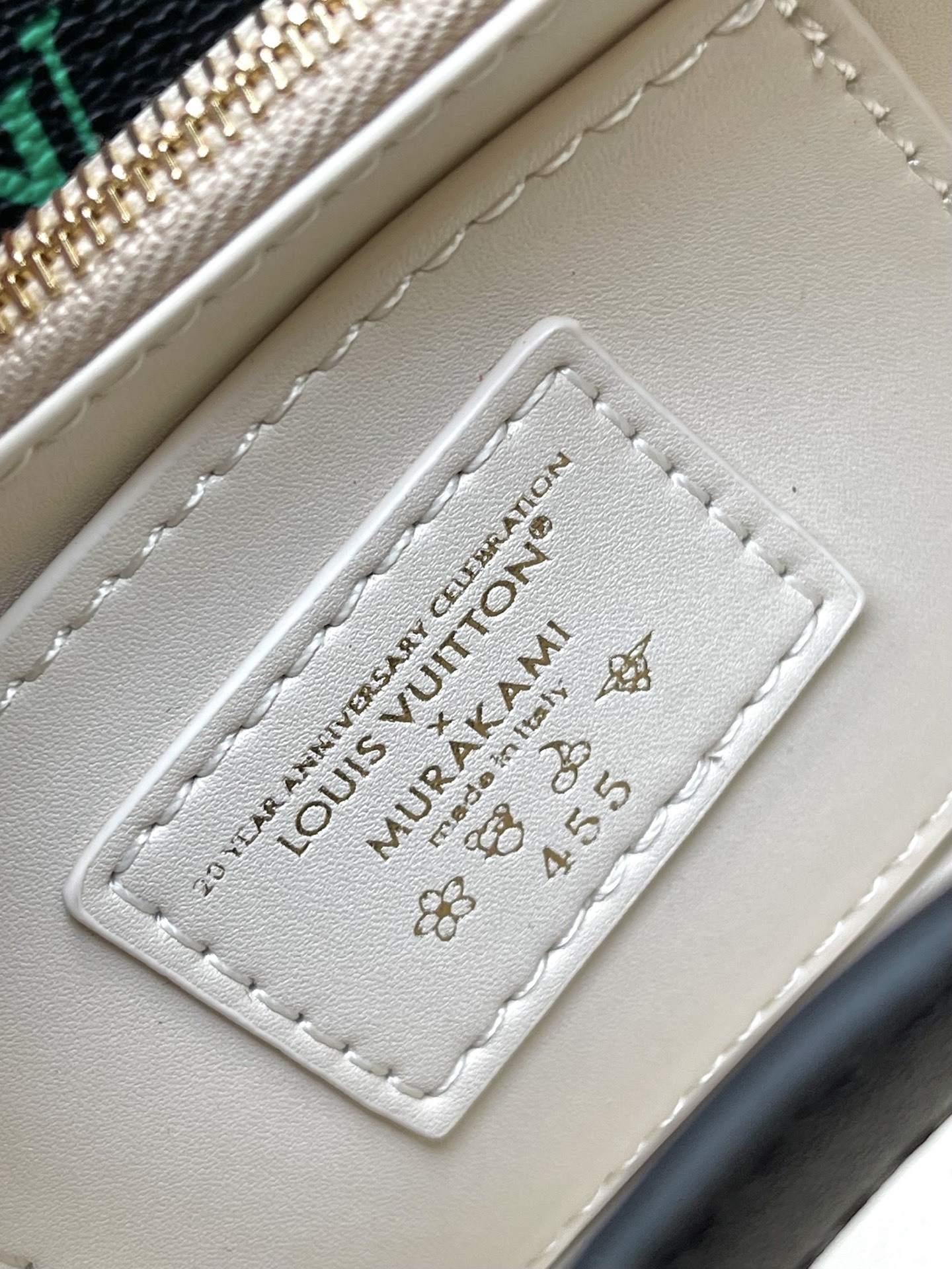 特级原厂皮 M14165 黑色 本款 Capucines 手袋出自路易威登 x 村上隆再版系列,选用 T