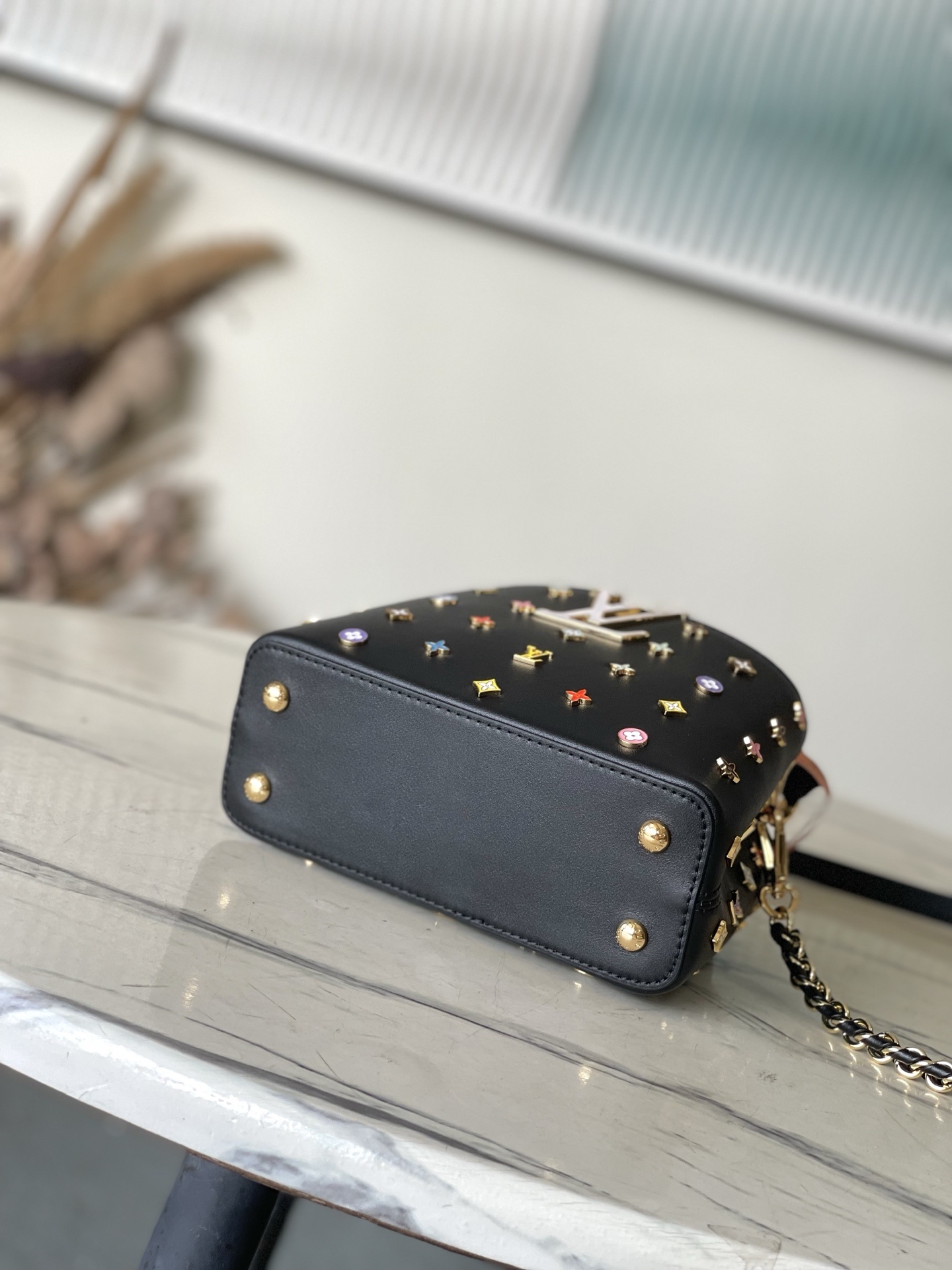 特级原厂皮 M14165 黑色 本款 Capucines 手袋出自路易威登 x 村上隆再版系列,选用 T