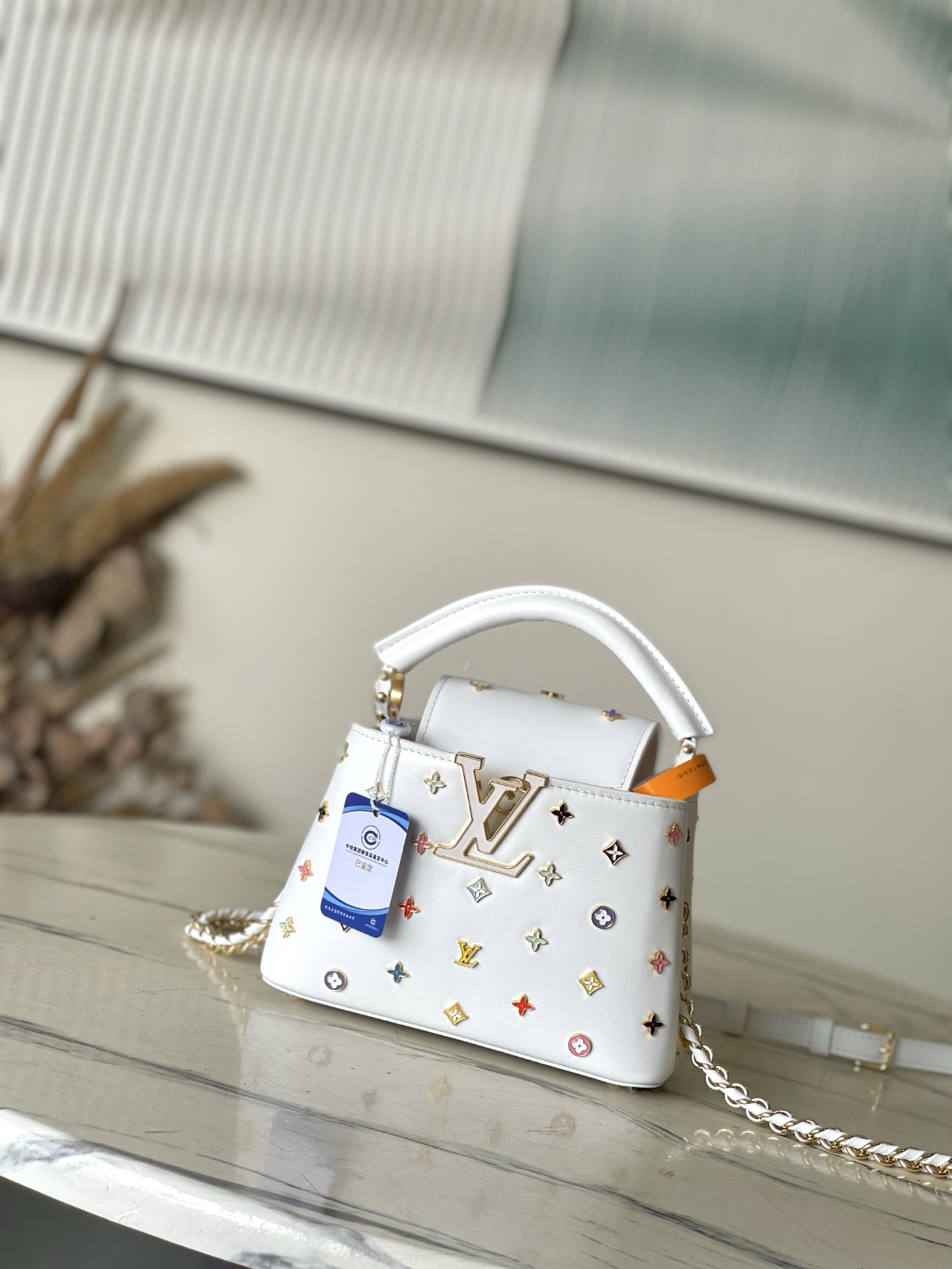 特级原厂皮 M14165 白色 本款 Capucines 手袋出自路易威登 x 村上隆再版系列，选用 T