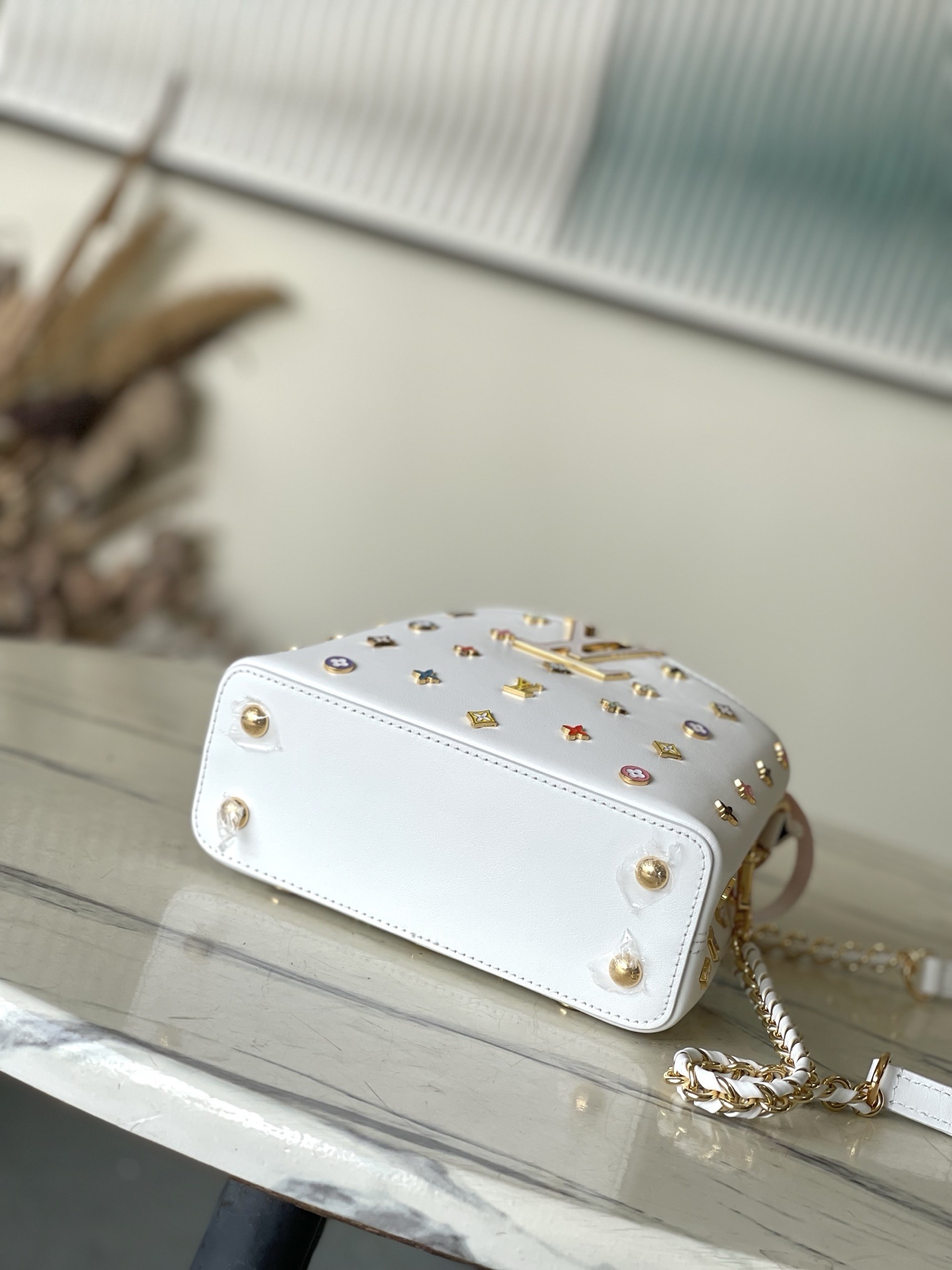 特级原厂皮 M14165 白色 本款 Capucines 手袋出自路易威登 x 村上隆再版系列,选用 T