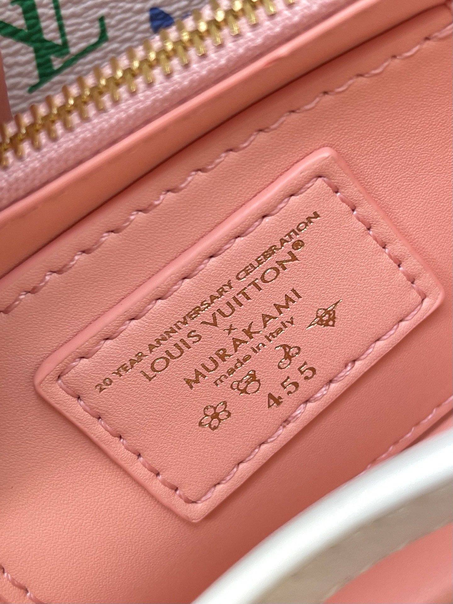 特级原厂皮 M14165 白色 本款 Capucines 手袋出自路易威登 x 村上隆再版系列,选用 T