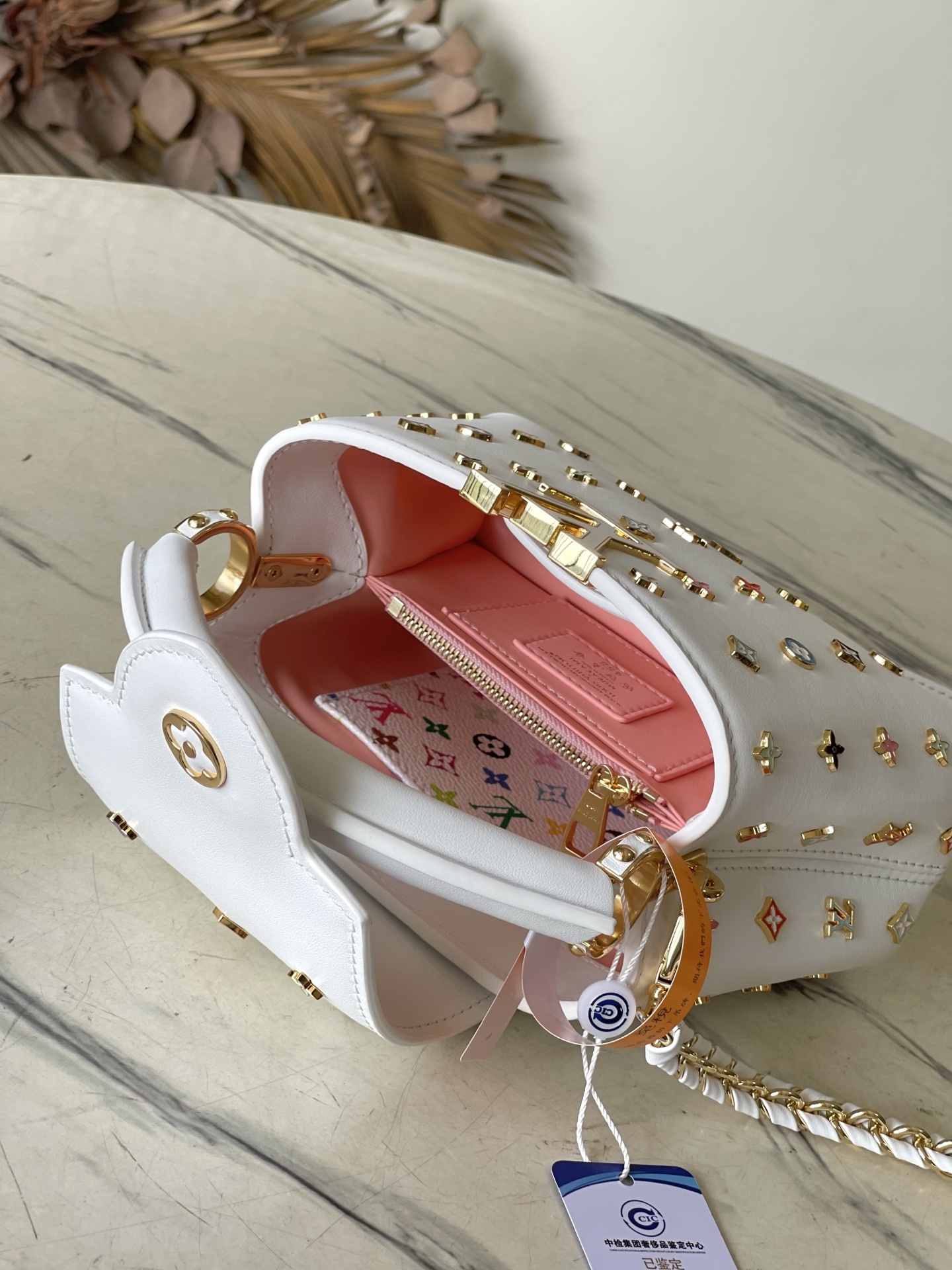 特级原厂皮 M14165 白色 本款 Capucines 手袋出自路易威登 x 村上隆再版系列,选用 T