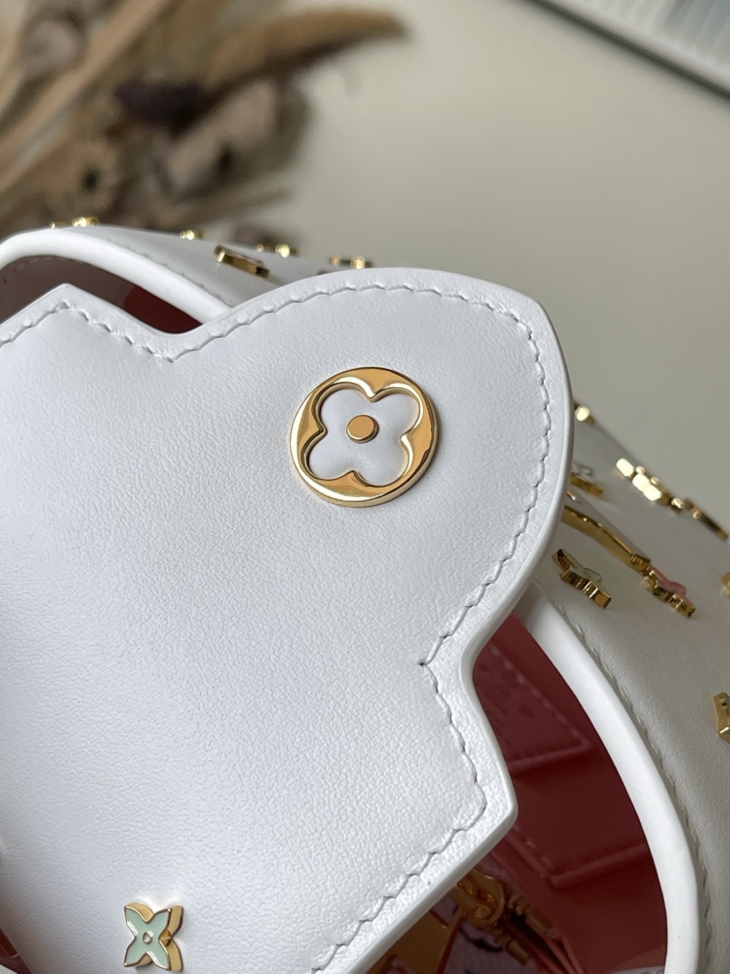 特级原厂皮 M14165 白色 本款 Capucines 手袋出自路易威登 x 村上隆再版系列,选用 T