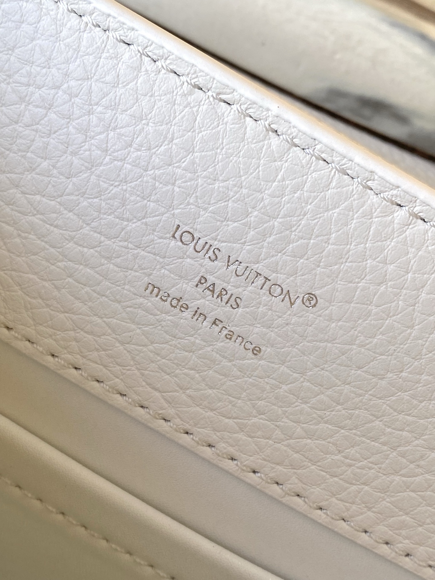 特级原厂皮 M25256 白色小号 本款Capucines BB手袋为哑光Taurillon牛皮革搭配金