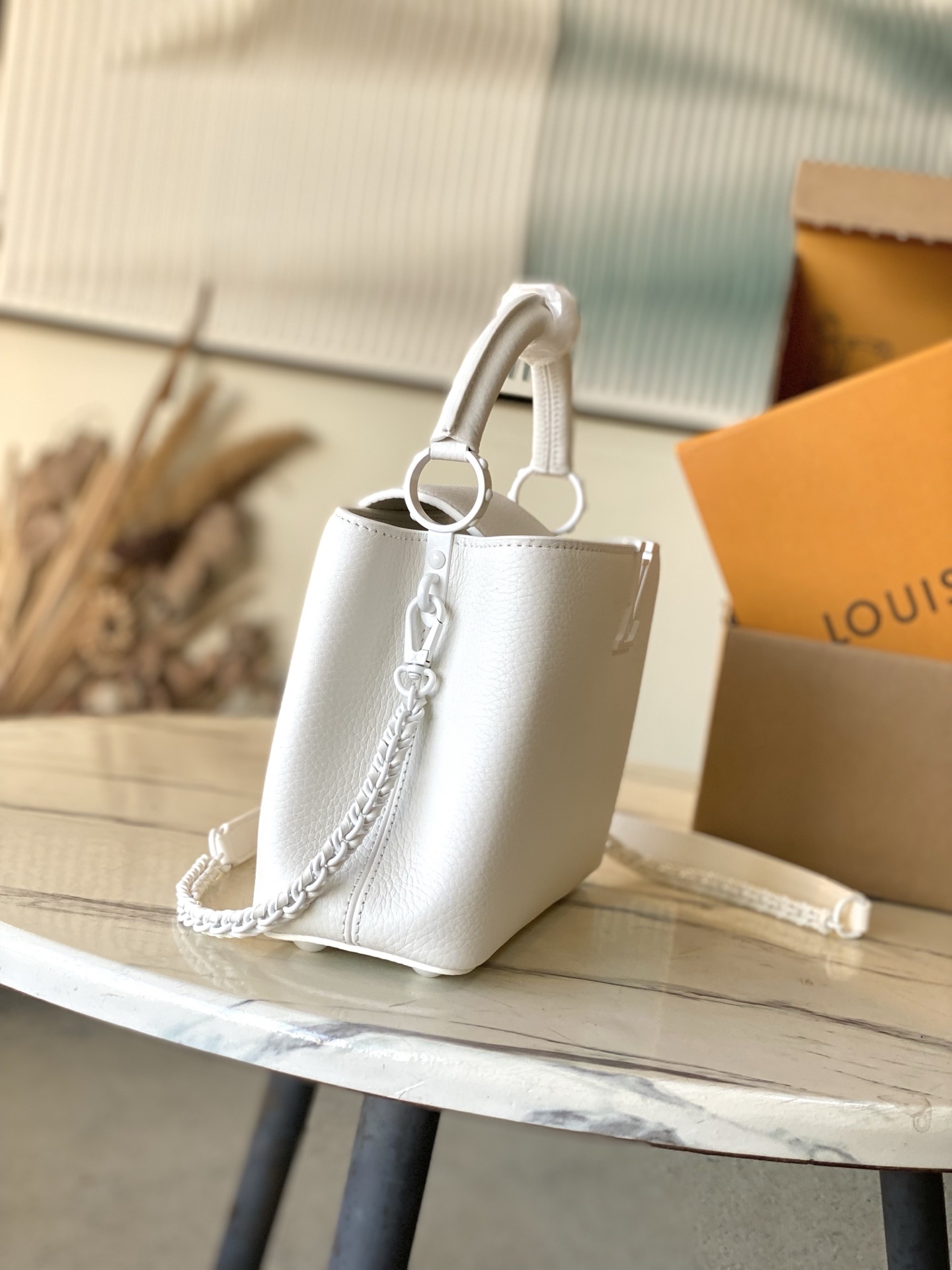 特级原厂皮 M25256 白色小号 本款Capucines BB手袋为哑光Taurillon牛皮革搭配金