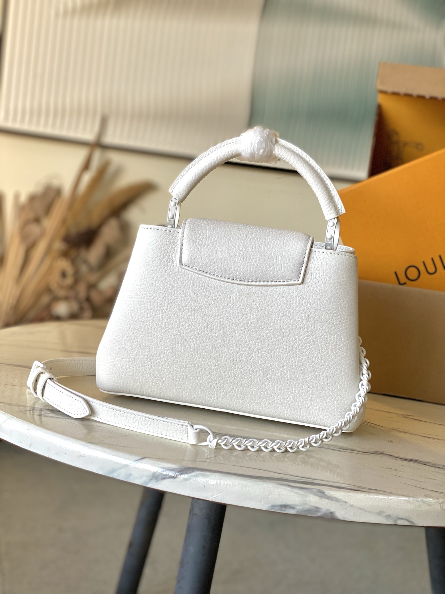 特级原厂皮 M25256 白色小号 本款Capucines BB手袋为哑光Taurillon牛皮革搭配金