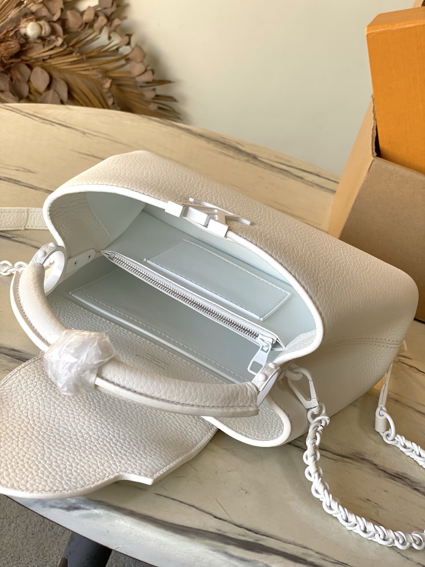 特级原厂皮 M25256 白色小号 本款Capucines BB手袋为哑光Taurillon牛皮革搭配金