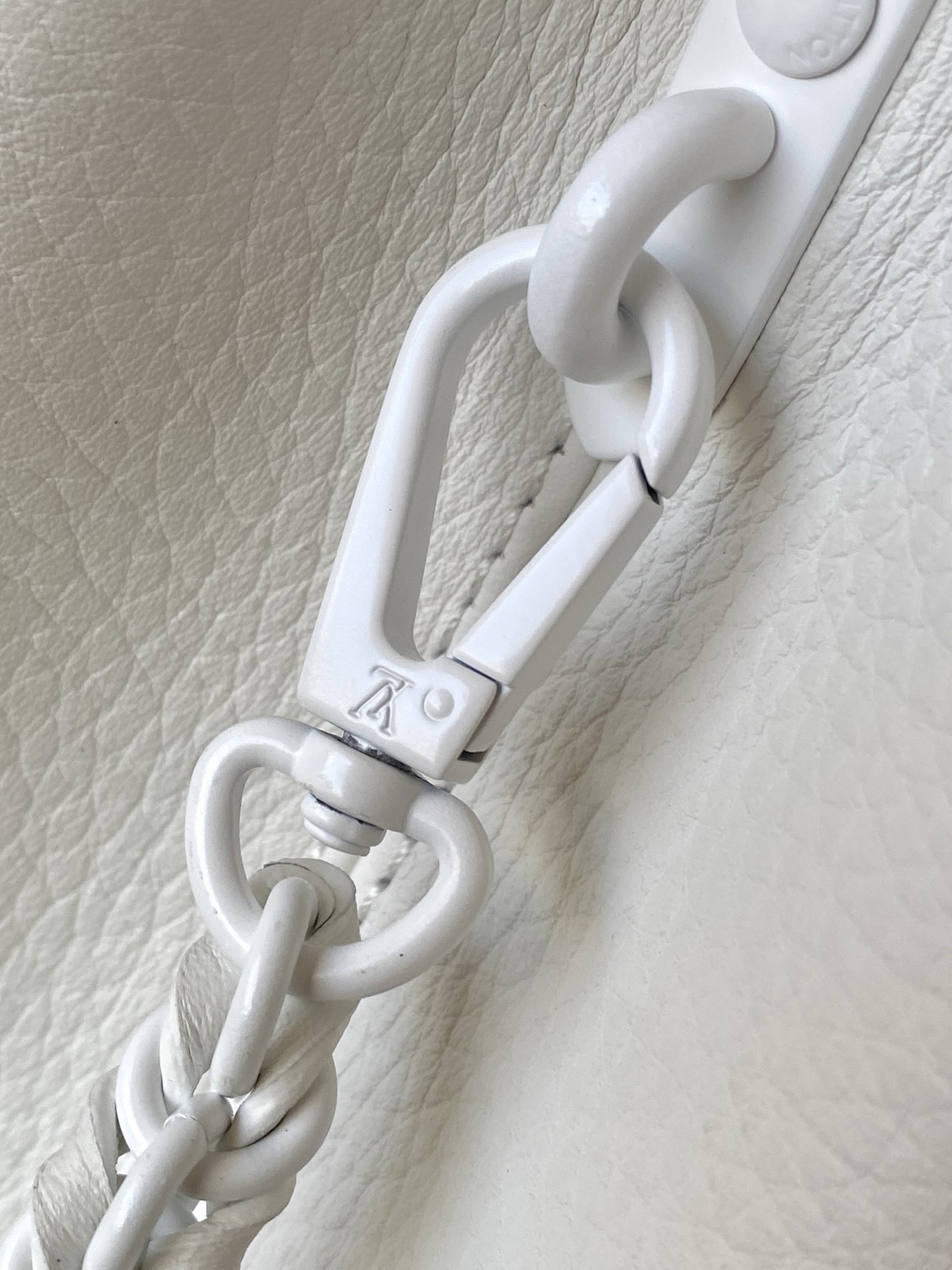 特级原厂皮 M25256 白色小号 本款Capucines BB手袋为哑光Taurillon牛皮革搭配金